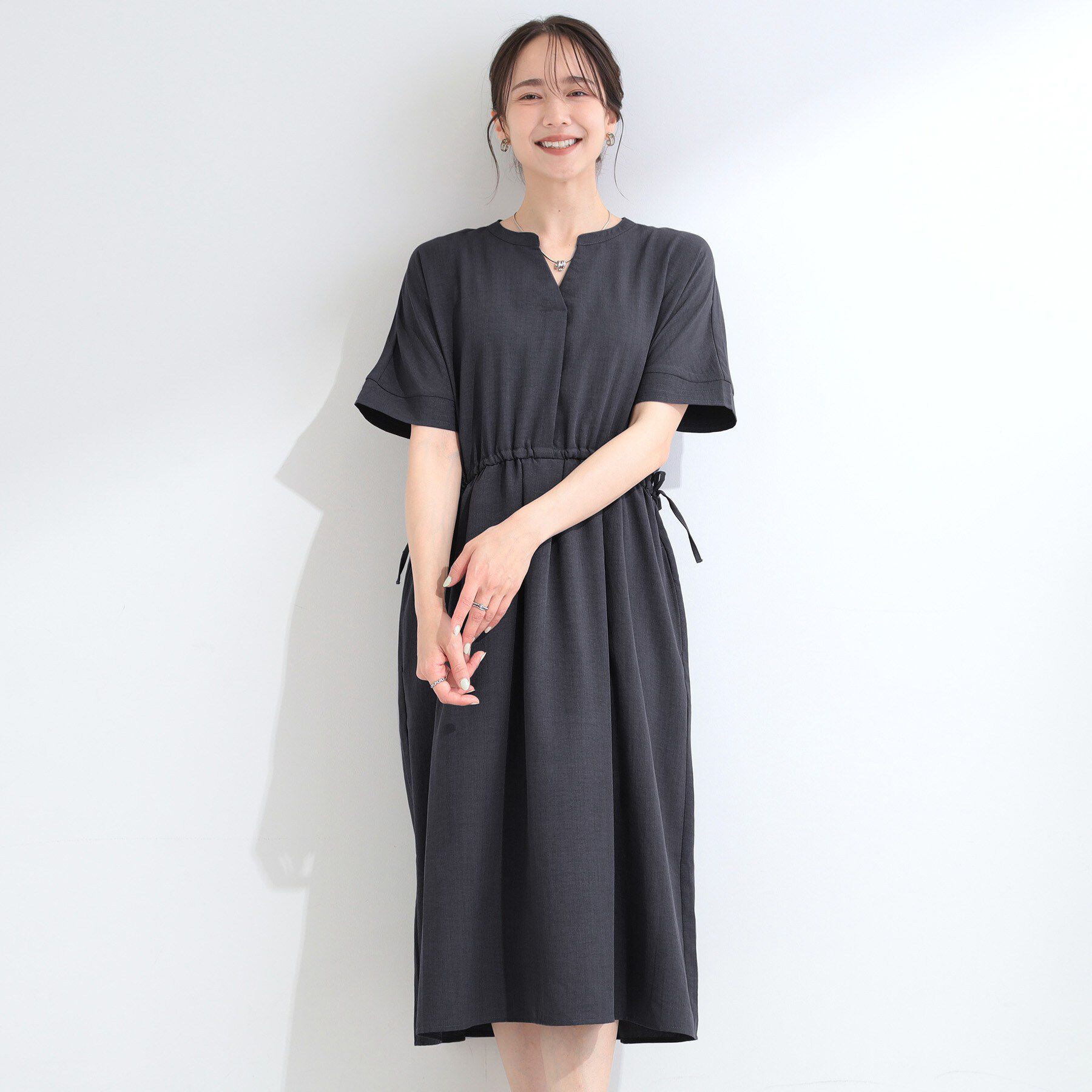 SHOO･LA･RUE「【洗濯機可/体型カバー】ウエストシャーリングでお腹周りが気にならない 麻調スキッパー脇リボンワンピー」|ワンピース|
