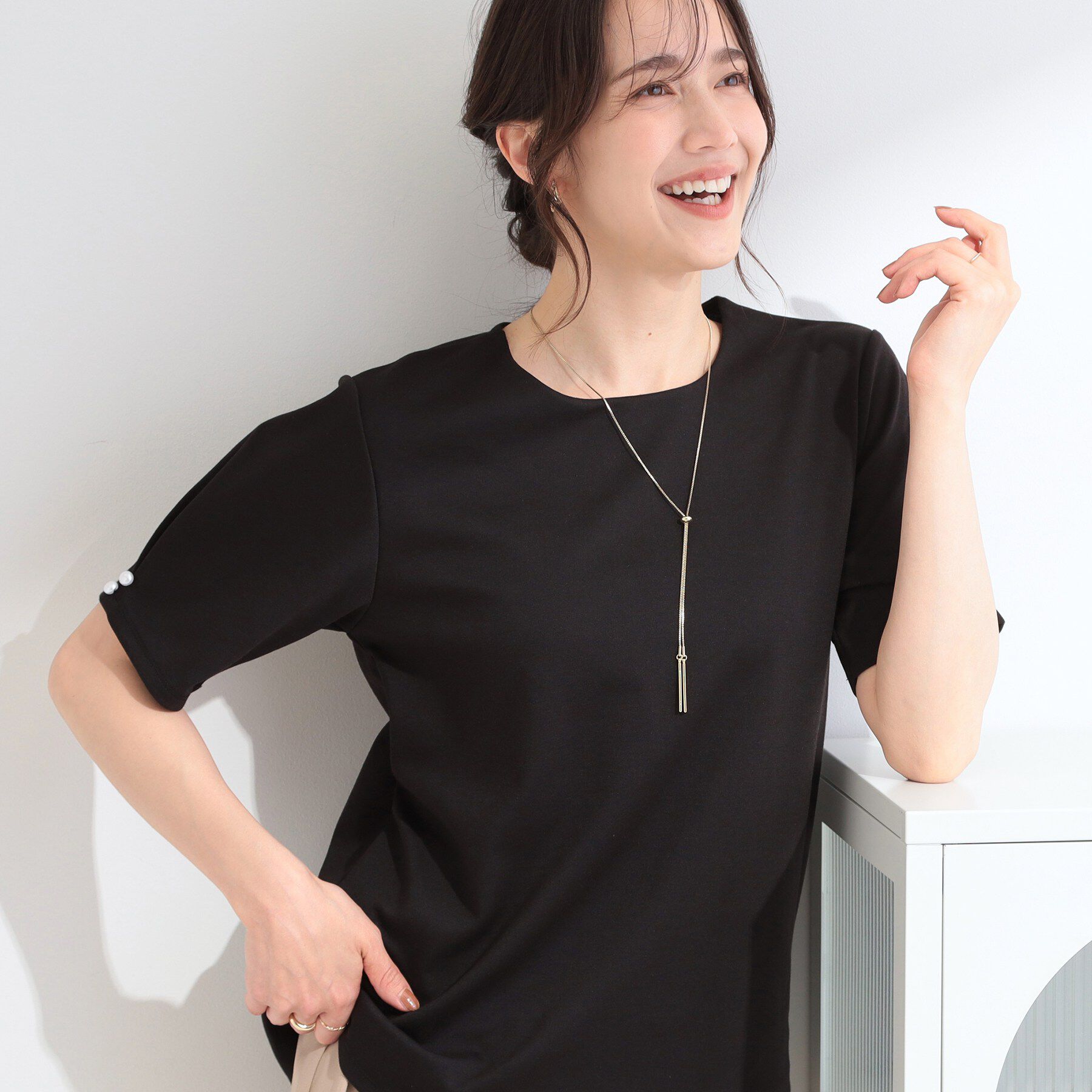 SHOO･LA･RUE「【2点セット/洗濯機可/S-LL】お袖パールがアクセント ネックレス付きトップス」|Tシャツ・カットソー|ブラック(019)