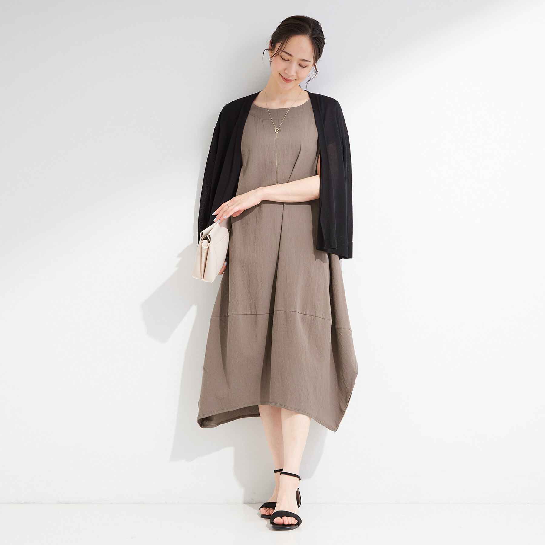 SHOO･LA･RUE「【S-LL/洗濯機可/体型カバー】ふんわりラインが女性らしい コクーンワンピース」|ワンピース|