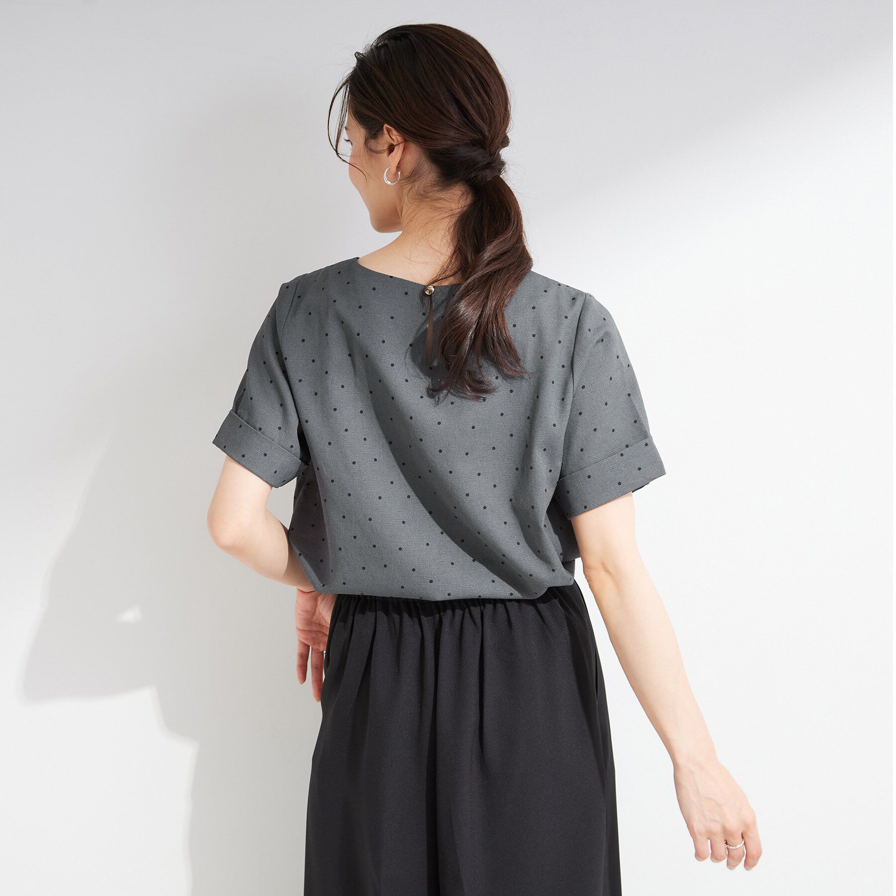 SHOO･LA･RUE「【S-LL/洗濯機可】メタルバーがアクセント アクセいらずのドット柄ブラウス」|シャツ・ブラウス|