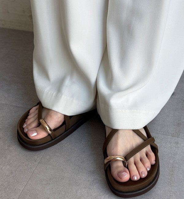  「【WEB限定】GOLDトングフラットクロスサンダル」|その他|