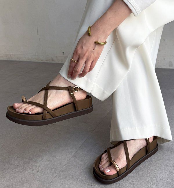  「【WEB限定】GOLDトングフラットクロスサンダル」|その他|