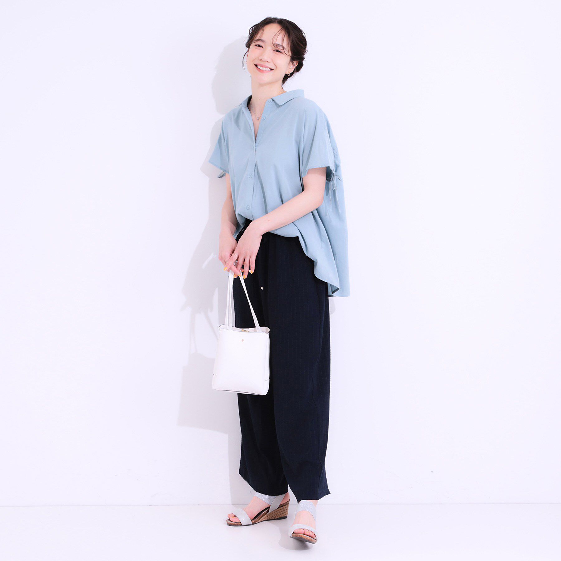 SHOO･LA･RUE「【S-LL/ひんやり】後ろ姿も抜かりなく インせず着られる バックギャザーシャツ」|シャツ・ブラウス|