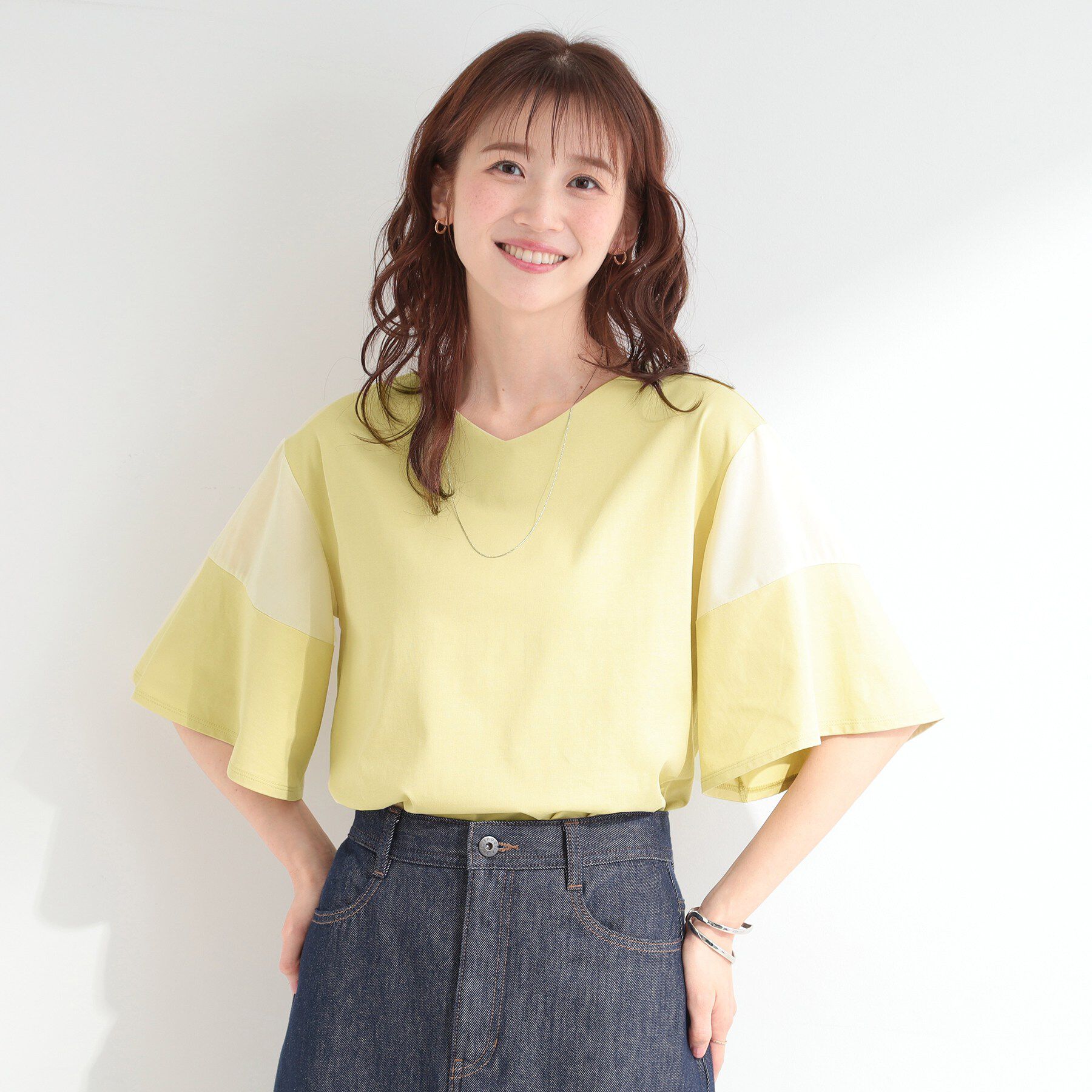 SHOO･LA･RUE「【ひんやり/S-LL/体型カバー】フレアスリーブで二の腕を自然にカバー 浅VネックTシャツ」|Tシャツ・カットソー|