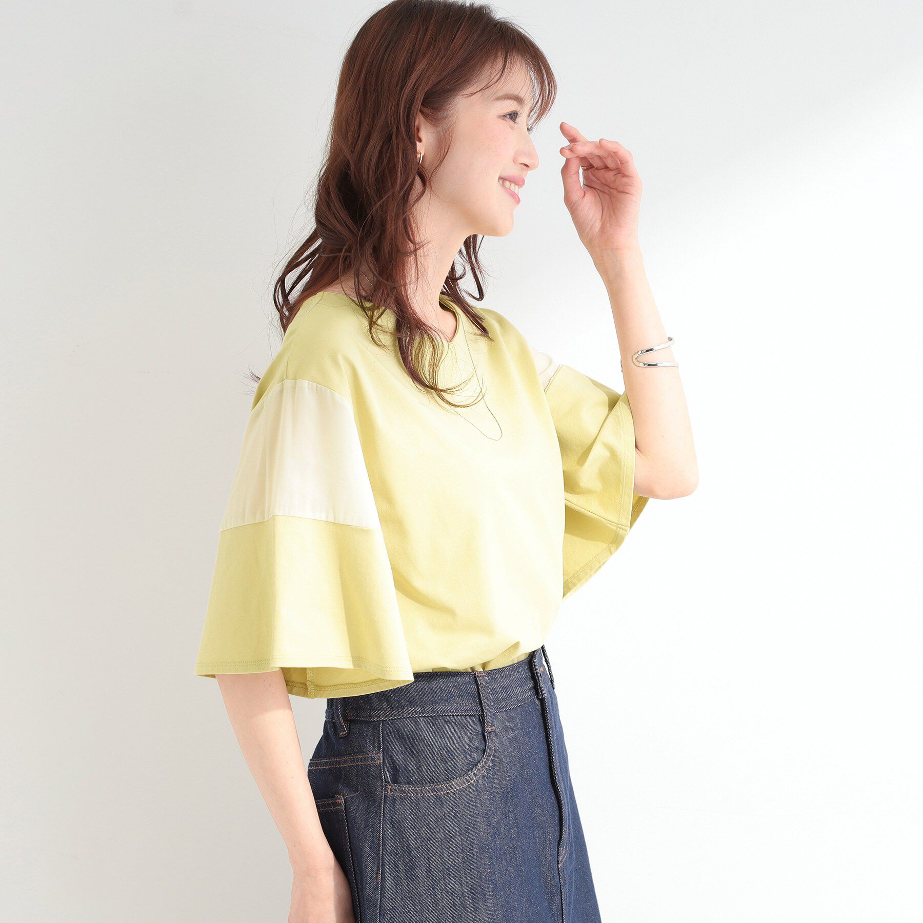 SHOO･LA･RUE「【ひんやり/S-LL/体型カバー】フレアスリーブで二の腕を自然にカバー 浅VネックTシャツ」|Tシャツ・カットソー|