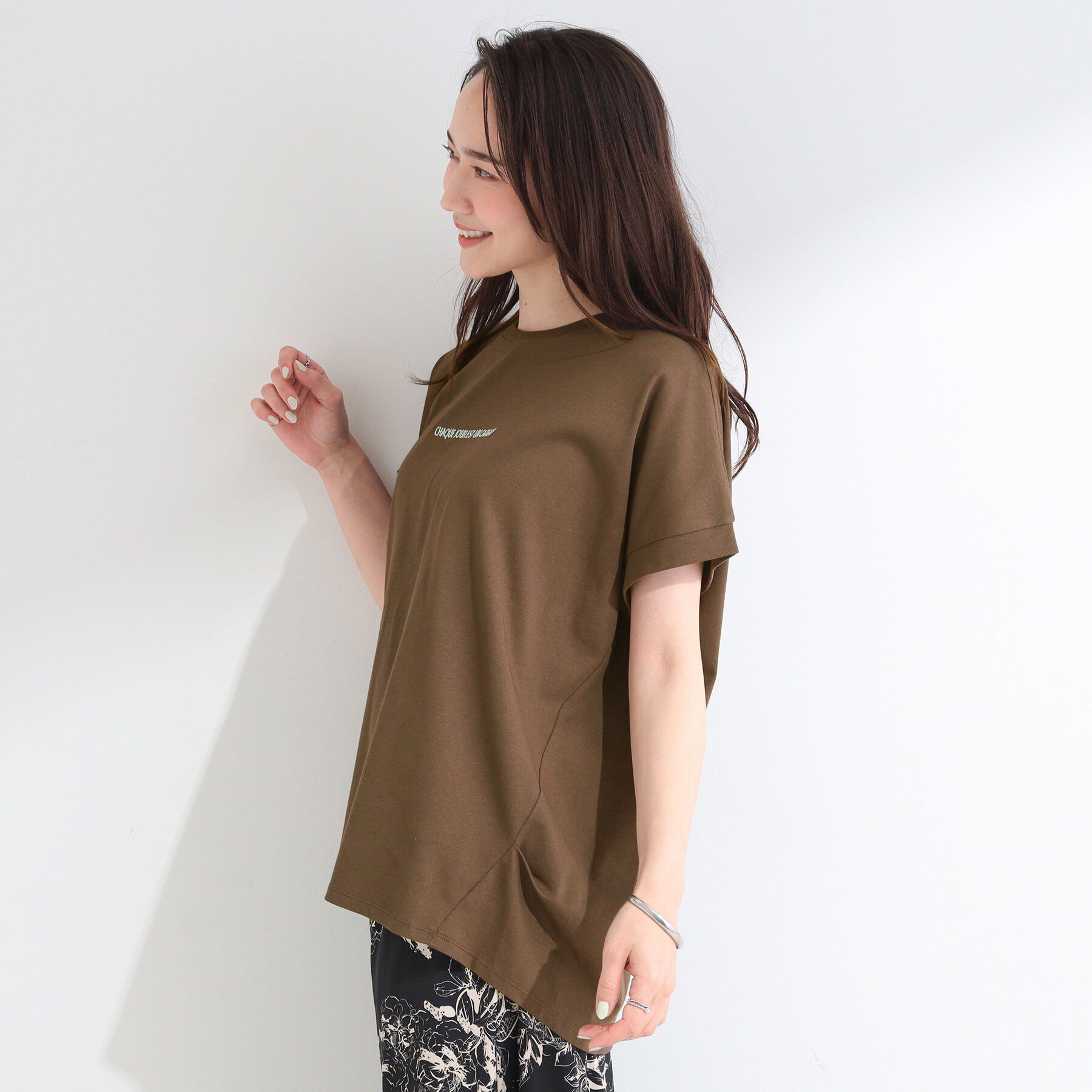 SHOO･LA･RUE「【汗じみ防止/ひんやり/S-LL】インせず着られる 刺繍ロゴTシャツ」|Tシャツ・カットソー|