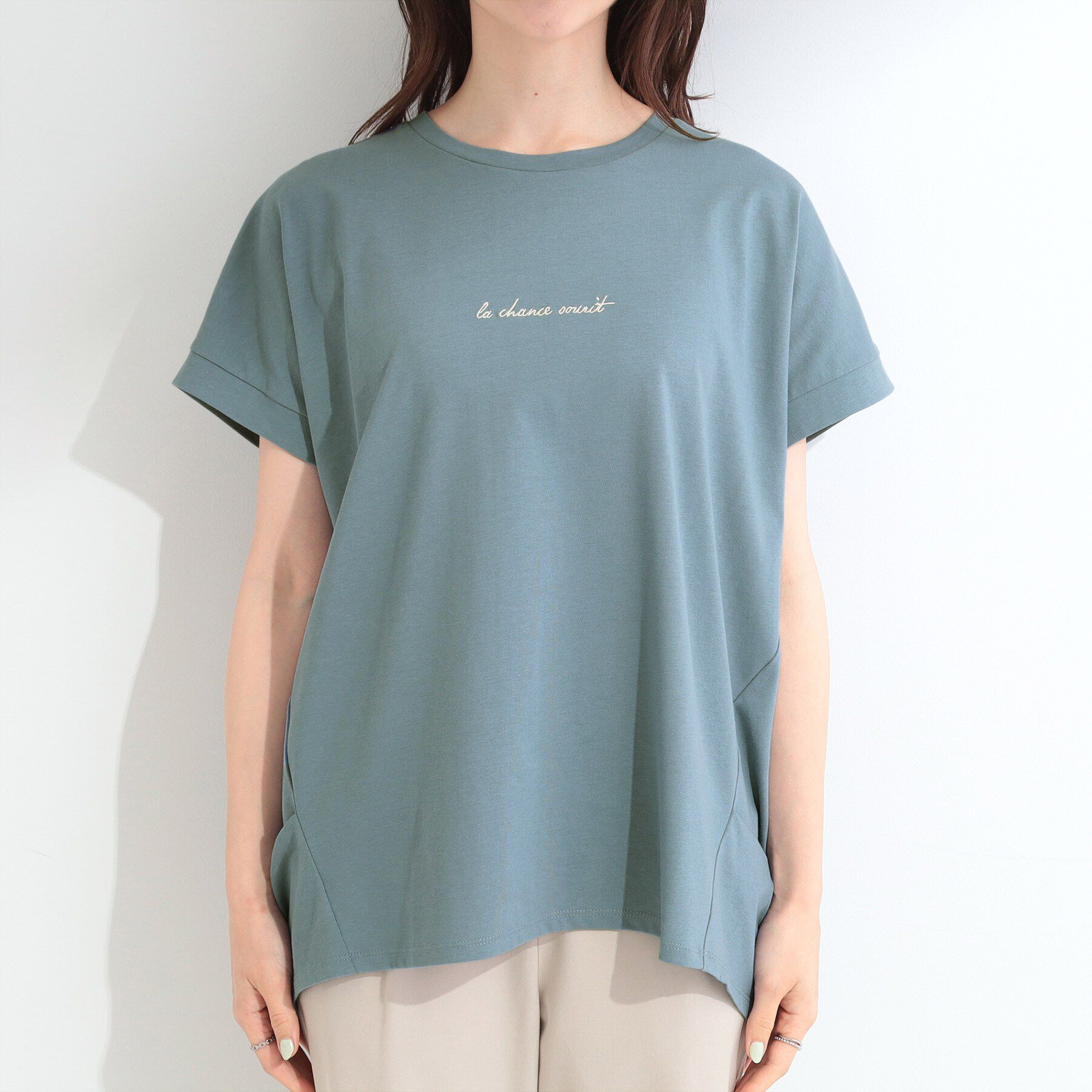SHOO･LA･RUE「【汗じみ防止/ひんやり/S-LL】インせず着られる 刺繍ロゴTシャツ」|Tシャツ・カットソー|