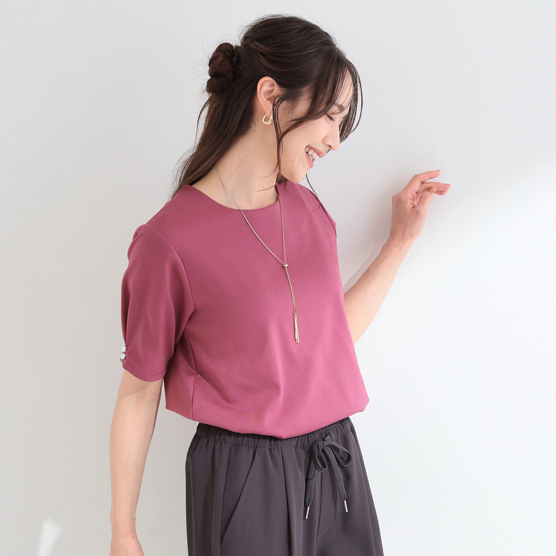 SHOO･LA･RUE「【2点セット/洗濯機可/S-LL】お袖パールがアクセント ネックレス付きトップス」|Tシャツ・カットソー|