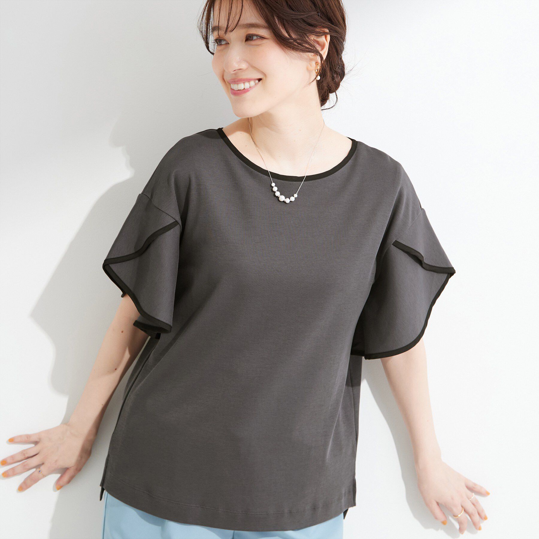 SHOO･LA･RUE「【ひんやり/洗濯機可/S-LL】配色パイピング フレアスリーブトップス」|Tシャツ・カットソー|チャコールグレー(5