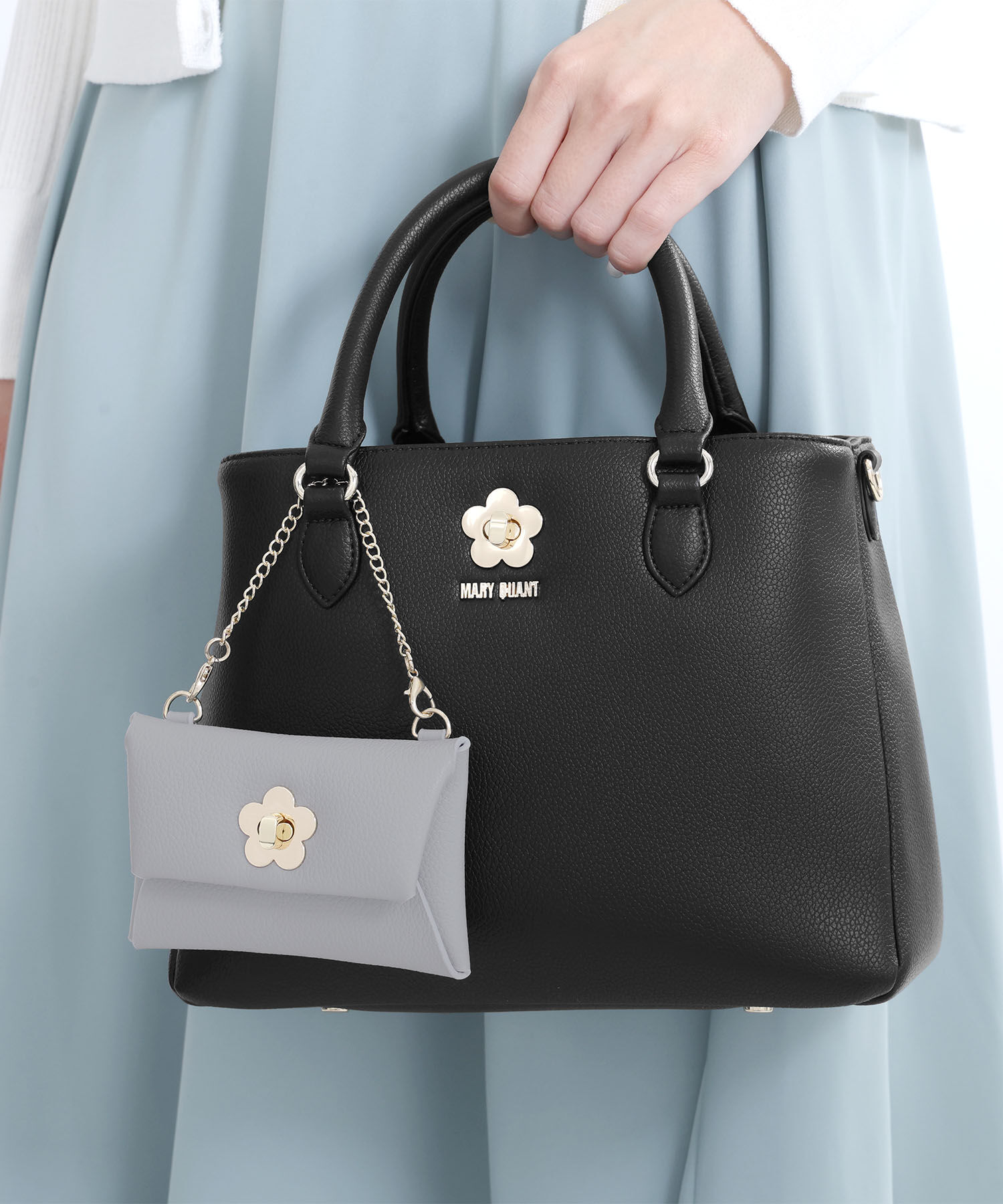 MARY QUANT「ターンロックデイジー フラップポーチ」|チャーム・キーホルダー|