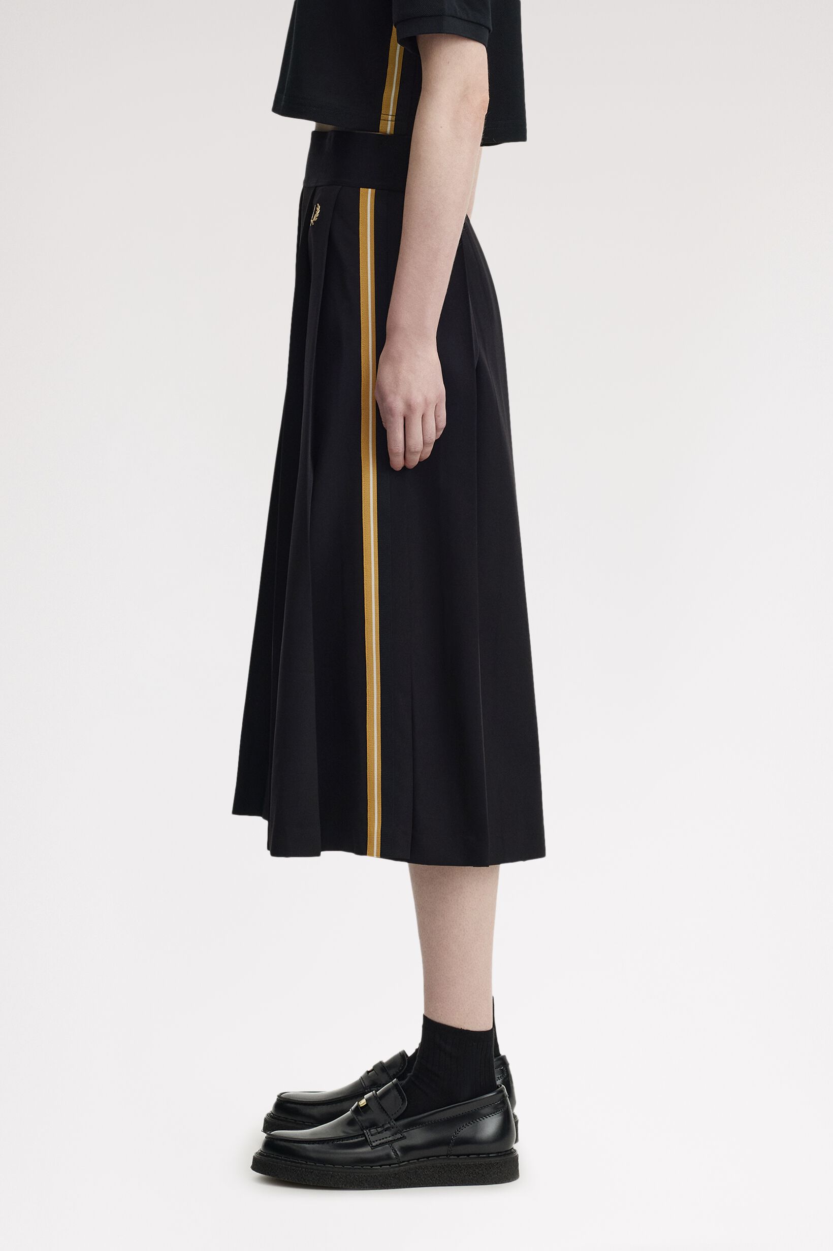 FRED PERRY 「Tape Detail Pleated Midi Skirt／テープディテールプリーツミディスカート」|スカート|BLACK