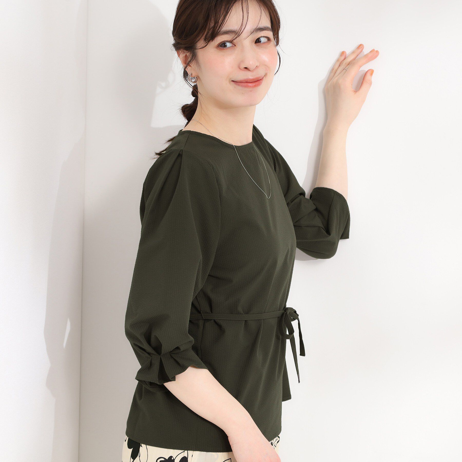 SHOO･LA･RUE「【洗濯機可/UV/3WAY】シルエットが変えられる ウエストリボンブラウス」|シャツ・ブラウス|チャコールグレー(0