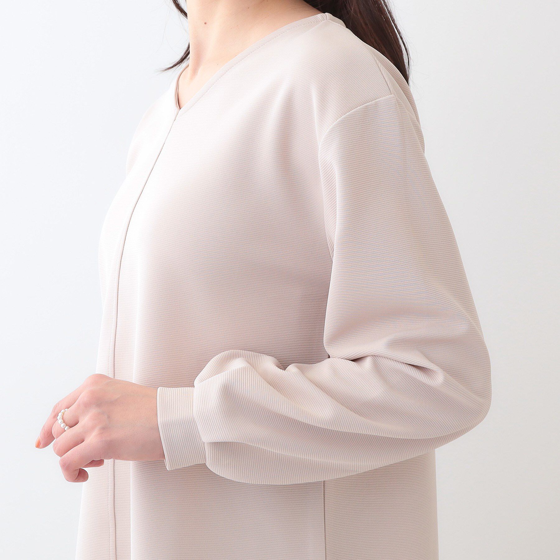 SHOO･LA･RUE「【S-LL/2点セット】大人の上品シルエット アクセ付き Vネックトップス」|シャツ・ブラウス|