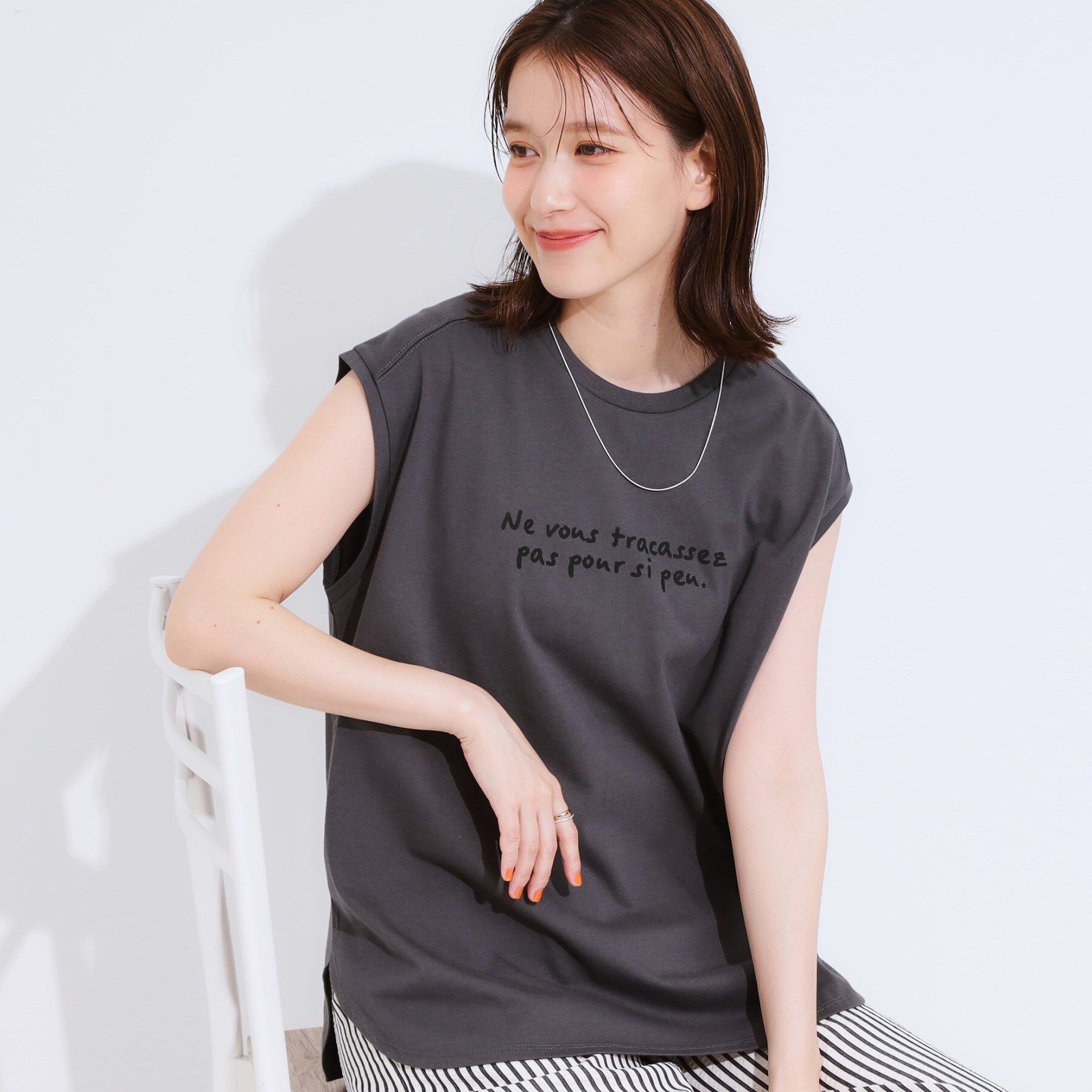 SHOO･LA･RUE「【ひんやり/汗ジミ軽減/UVカット】 ロゴプリントノースリーブTシャツ」|Tシャツ・カットソー|チャコールグレー(0