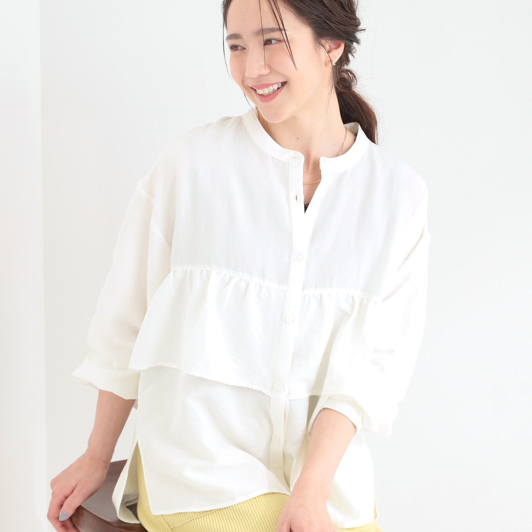 SHOO･LA･RUE「【S-LL】程よい甘さが魅力 ギャザー切り替えフリルシャツ」|シャツ・ブラウス|オフホワイト(003