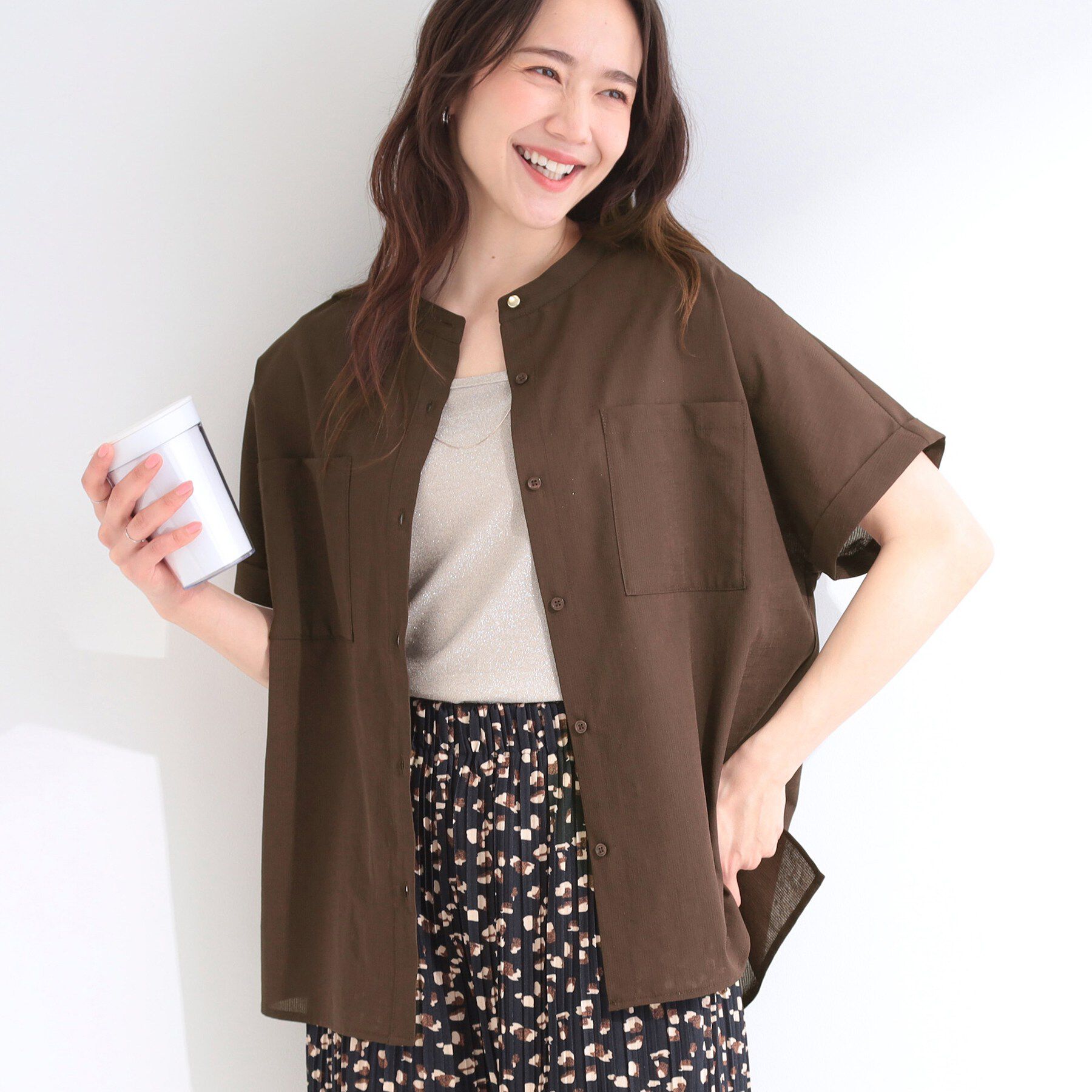 SHOO･LA･RUE「【さらり快適/洗濯機可/S-LL】風が通り抜ける 半袖バンドカラーシアーシャツ」|シャツ・ブラウス|ブラウン(044)