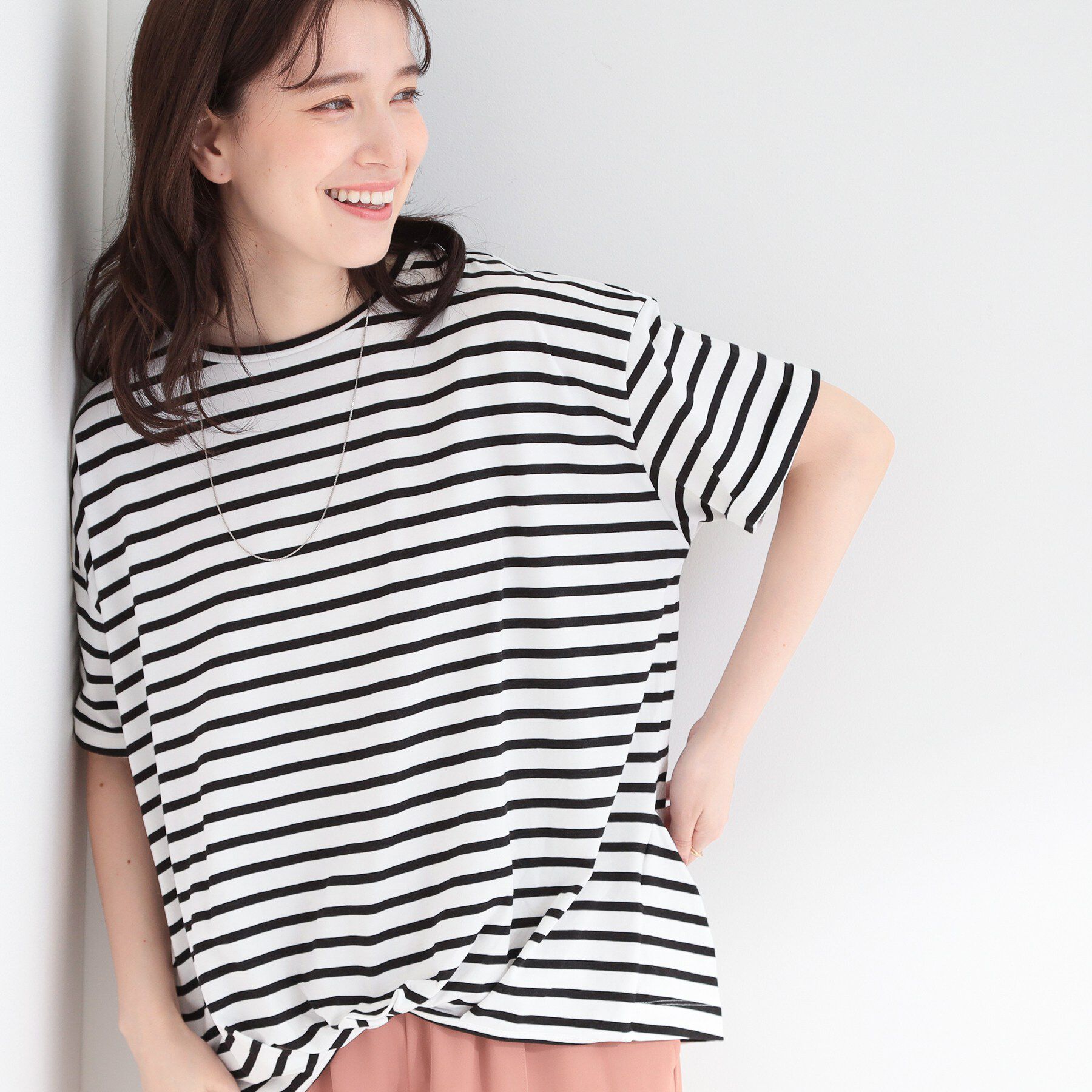 SHOO･LA･RUE「【ひんやり/体型カバー/S-LL】インせず決まる フロントタックデザインTシャツ」|Tシャツ・カットソー|オフホワイト(303
