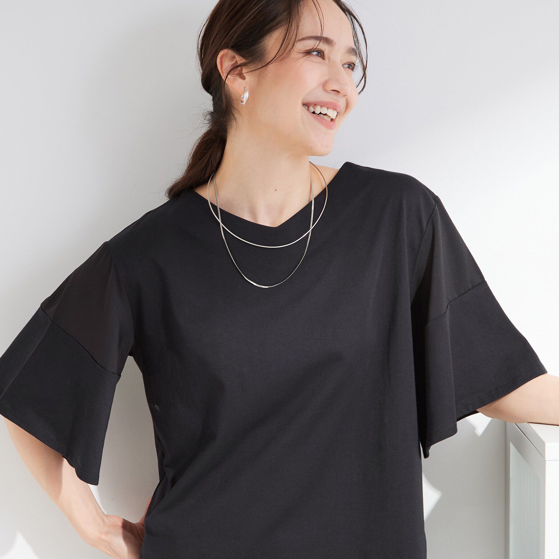 SHOO･LA･RUE「【ひんやり/S-LL/体型カバー】フレアスリーブで二の腕を自然にカバー 浅VネックTシャツ」|Tシャツ・カットソー|ブラック(019)