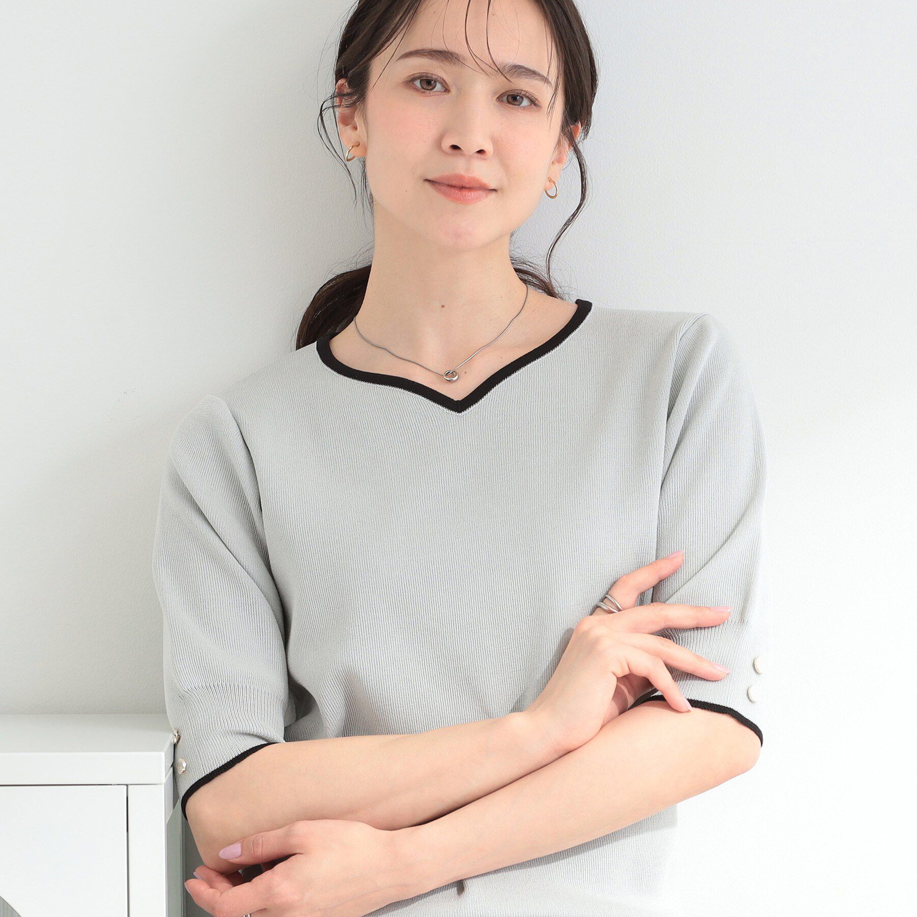 SHOO･LA･RUE「【洗濯機可/UV/5分袖】ハートネックでお顔周りすっきり バイカラーニット」|ニット・セーター|ライトグレー(011