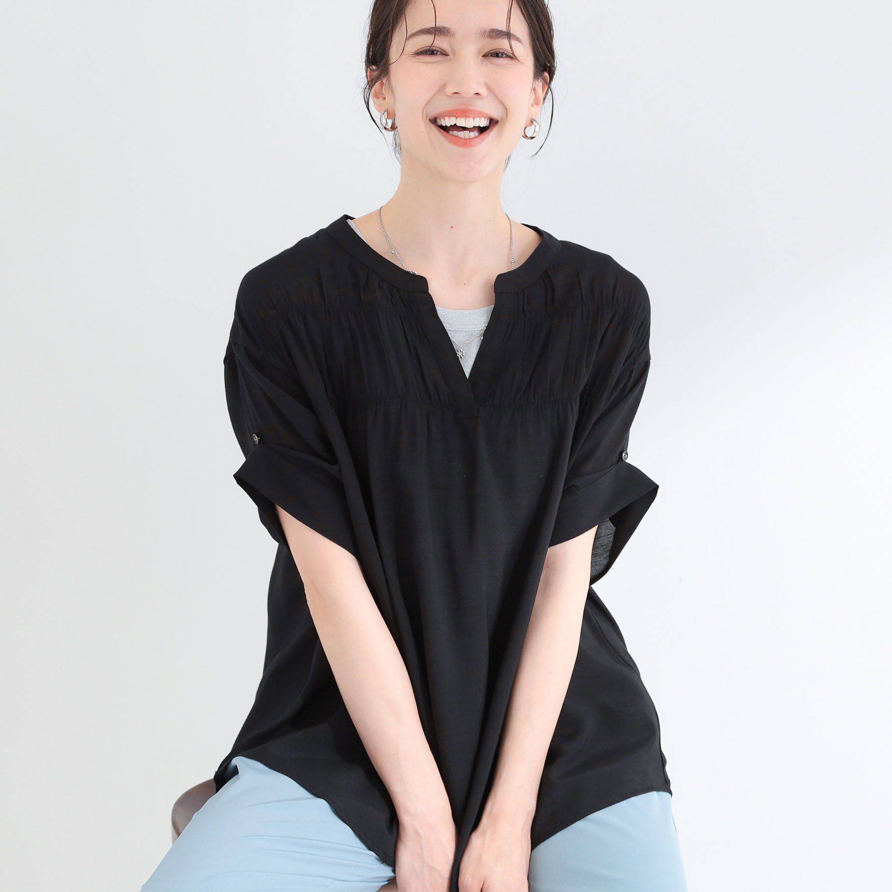 SHOO･LA･RUE「【ひんやり/UV】お袖の長さが調整出来る シャーリングスキッパーブラウス」|シャツ・ブラウス|ブラック(019)