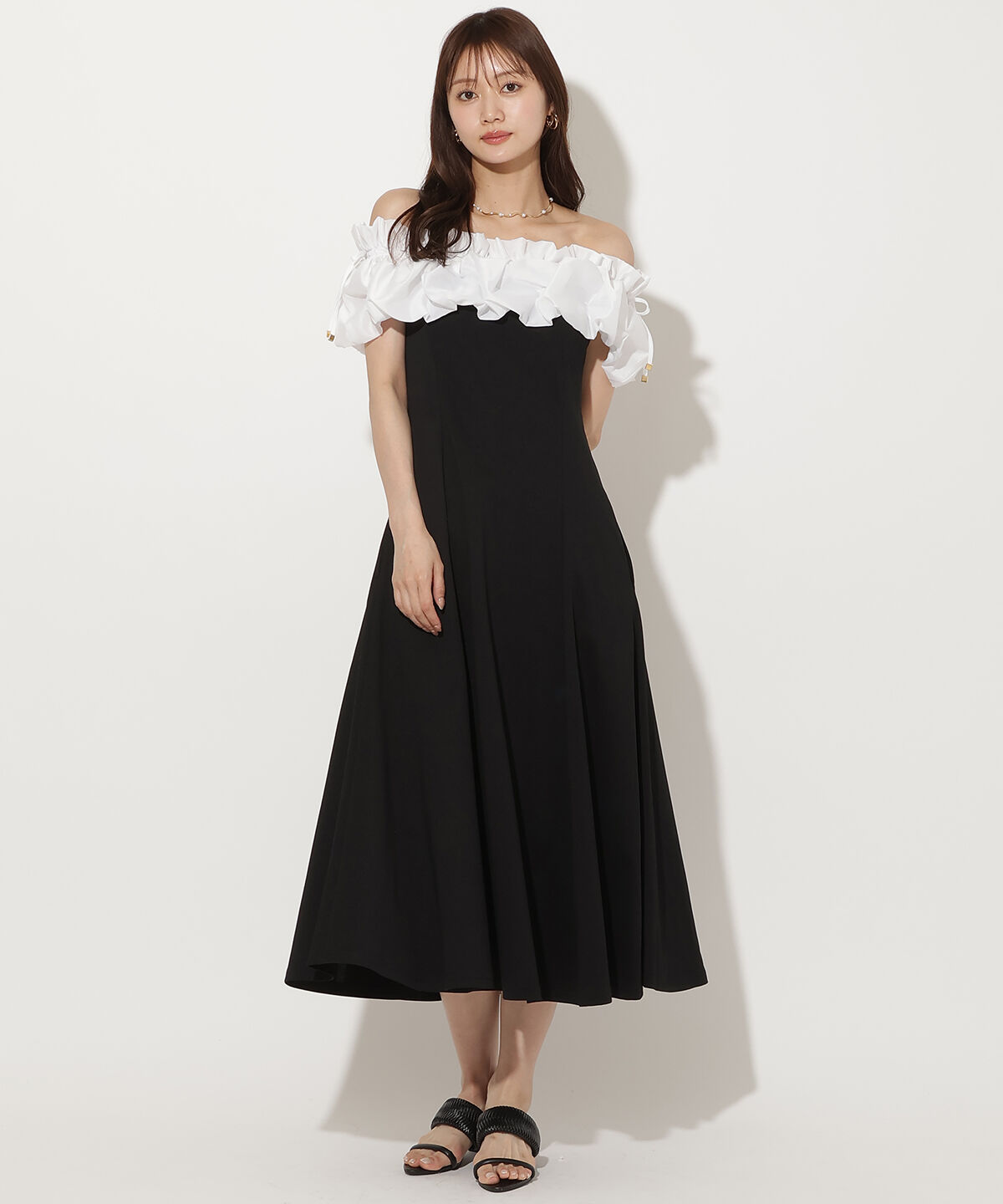 アンドクチュール「オフショルフリルカットワンピース」|ワンピース|ブラック