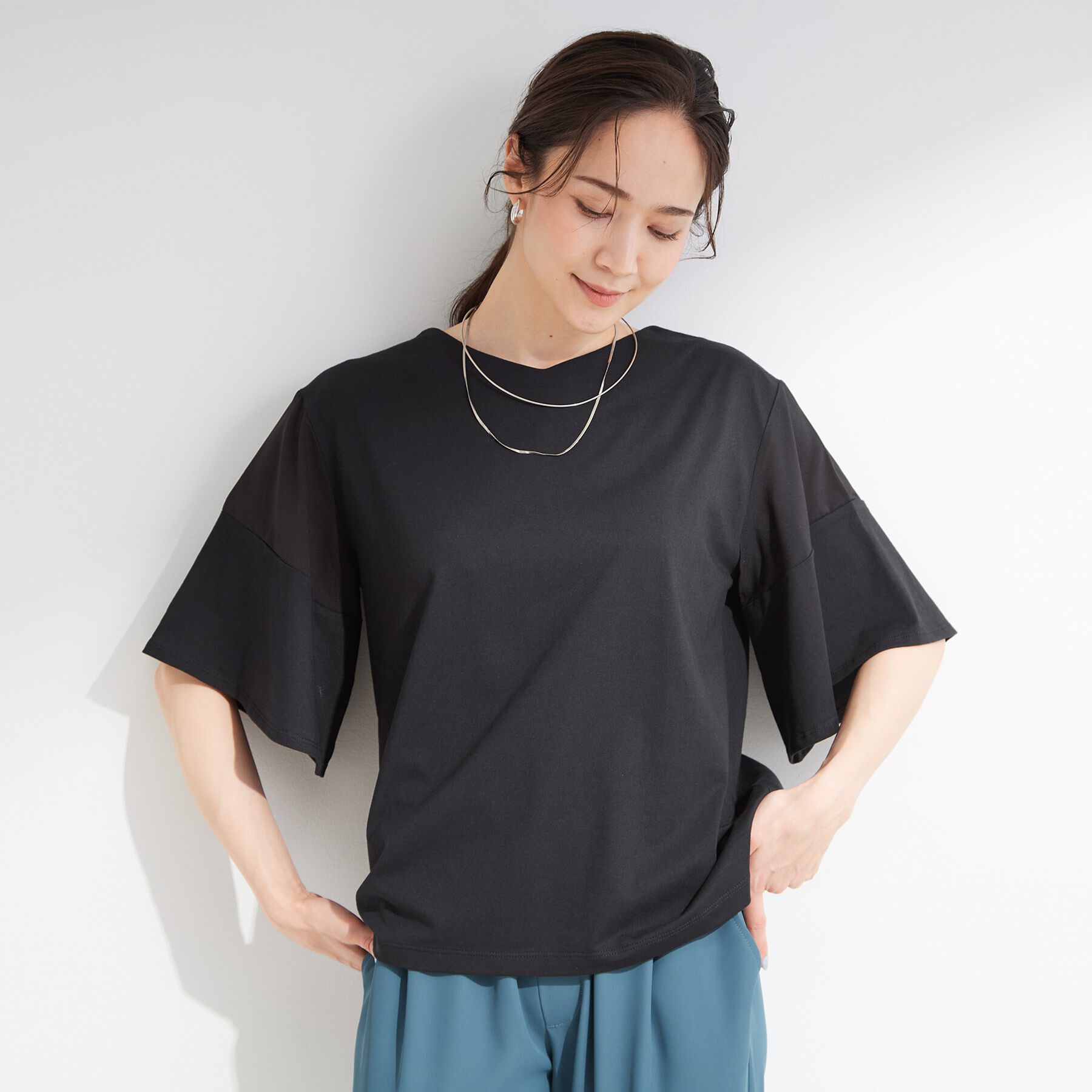 SHOO･LA･RUE「【ひんやり/S-LL/体型カバー】フレアスリーブで二の腕を自然にカバー 浅VネックTシャツ」|Tシャツ・カットソー|