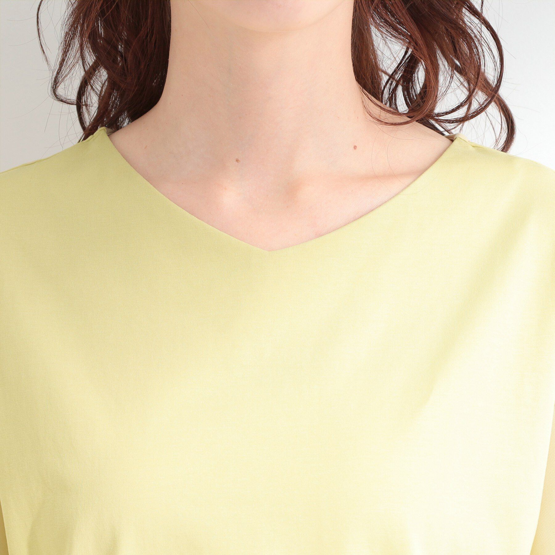 SHOO･LA･RUE「【ひんやり/S-LL/体型カバー】フレアスリーブで二の腕を自然にカバー 浅VネックTシャツ」|Tシャツ・カットソー|