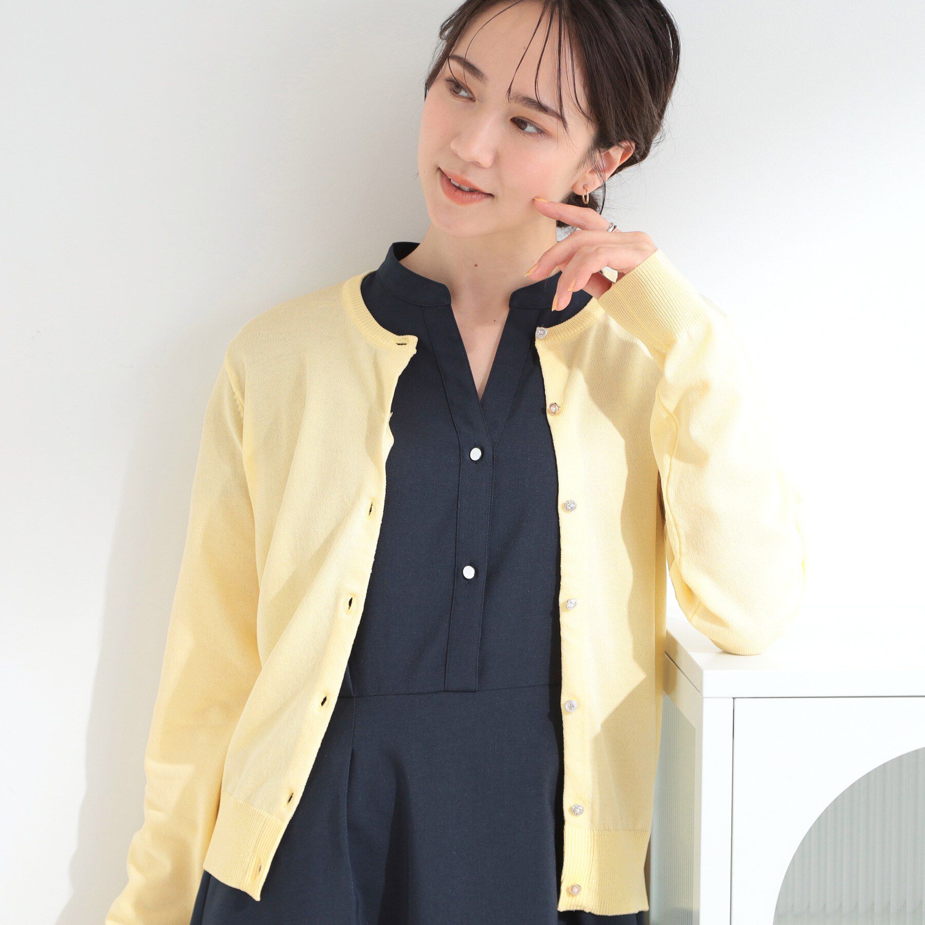 SHOO･LA･RUE「【洗濯機可/UV/アンチピリング/S-LL】いろいろボタンが華やか クルーネックカーディガン」|カーディガン|ライトイエロー(03