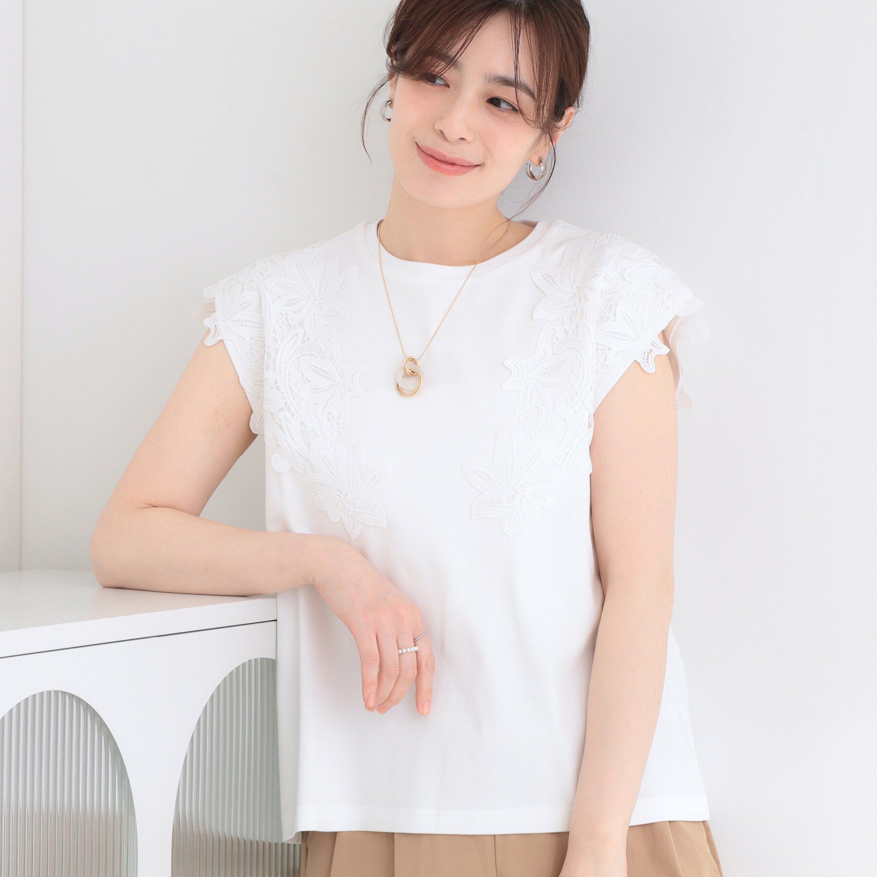 SHOO･LA･RUE「【ひんやり/S-LL/洗濯機可】女性らしさ溢れるモチーフレース スムースTシャツ」|Tシャツ・カットソー|ホワイト(001)