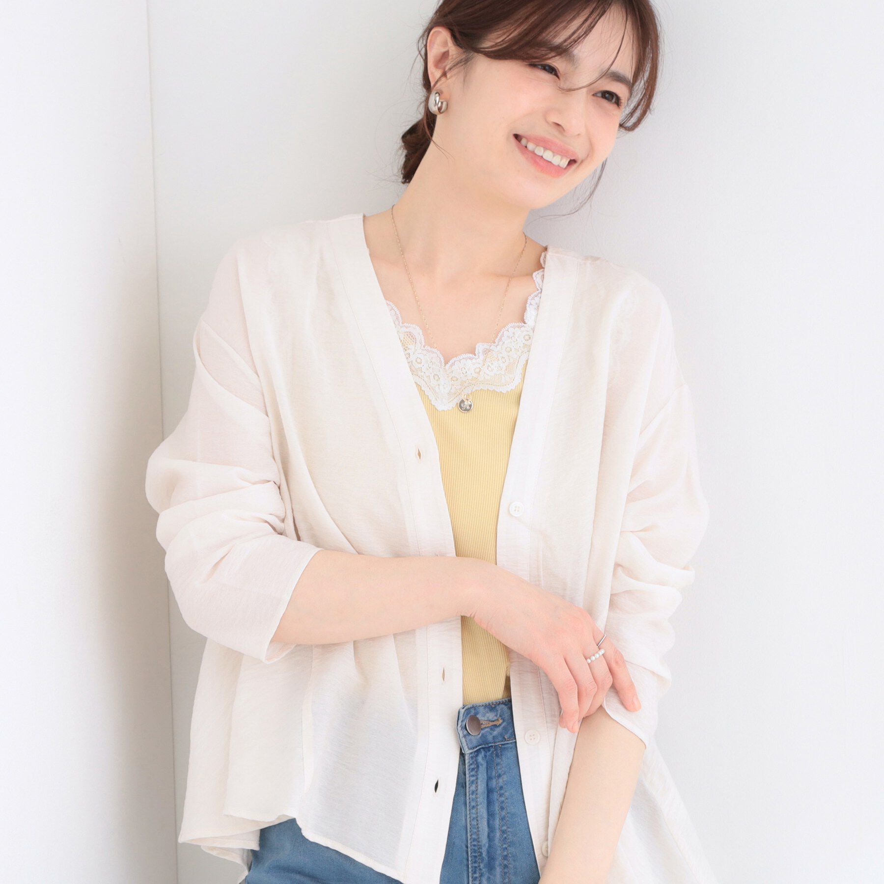 SHOO･LA･RUE「【洗濯機可/S-LL】お顔周りすっきり 大人のシアーシャツカーディガン」|カーディガン|オフホワイト(003