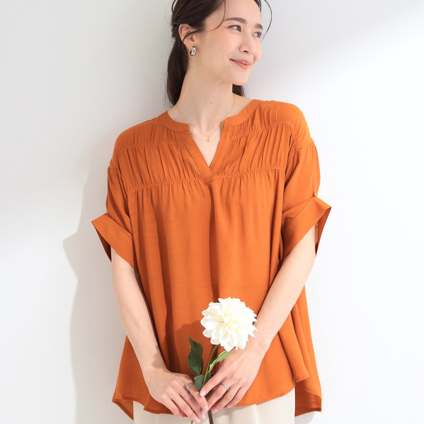 SHOO･LA･RUE「【ひんやり/UV】お袖の長さが調整出来る シャーリングスキッパーブラウス」|シャツ・ブラウス|オレンジ(066)