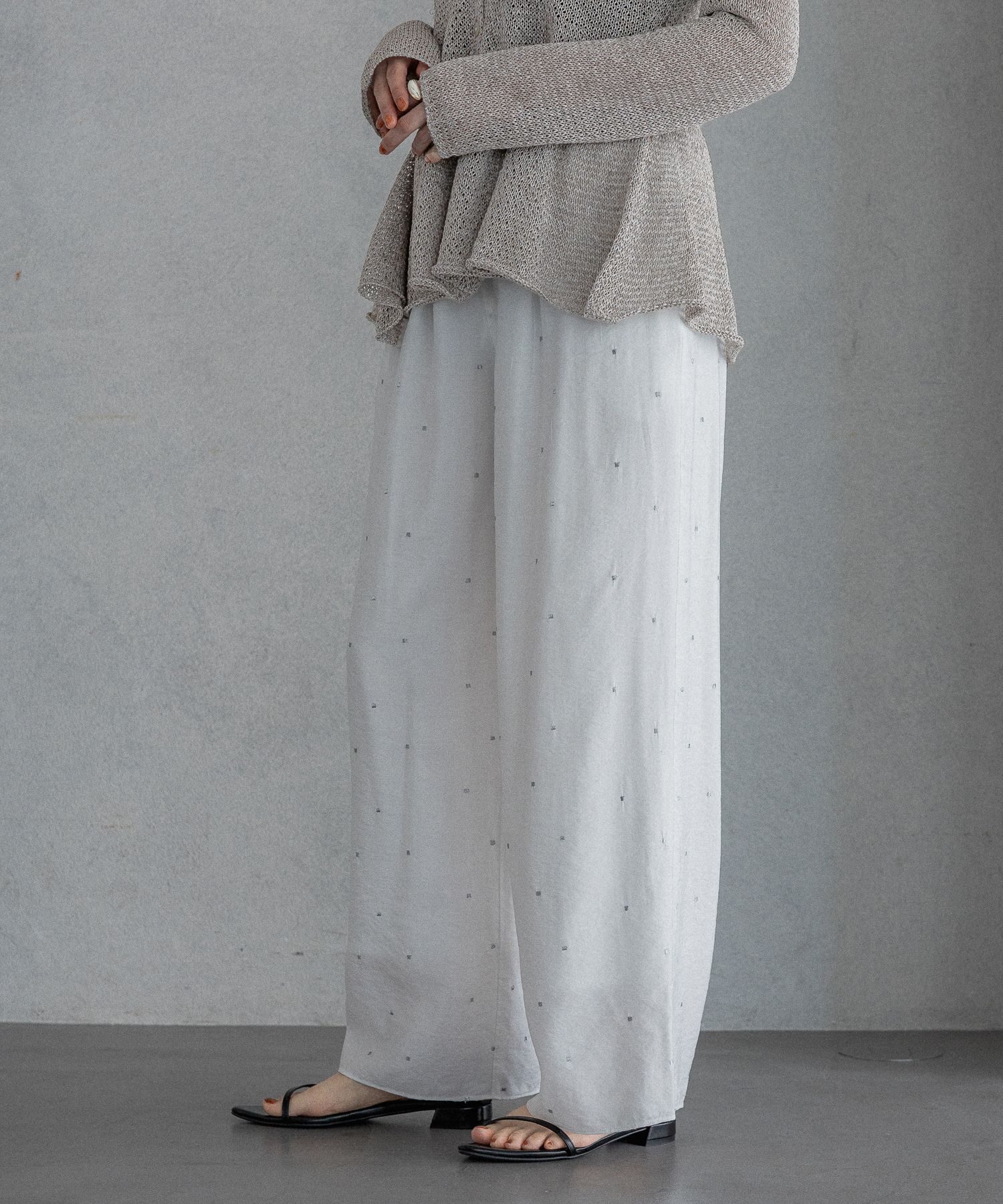 A part by 「ドットシシュウストレートパンツ」|その他|オフホワイト