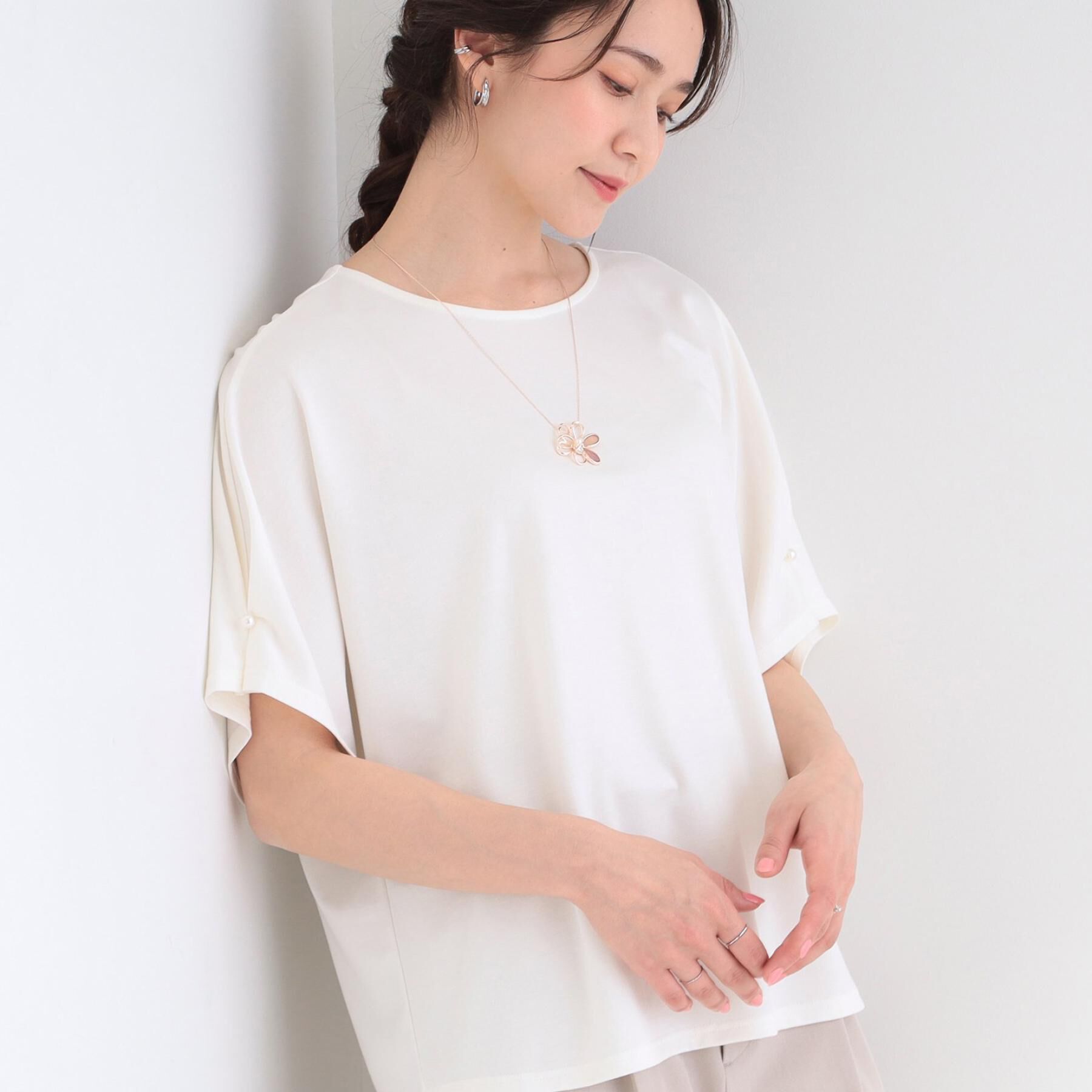SHOO･LA･RUE「【洗濯機可/S-LL】フェイクパールがアクセント お袖タックドルマンブラウス」|Tシャツ・カットソー|オフホワイト(003