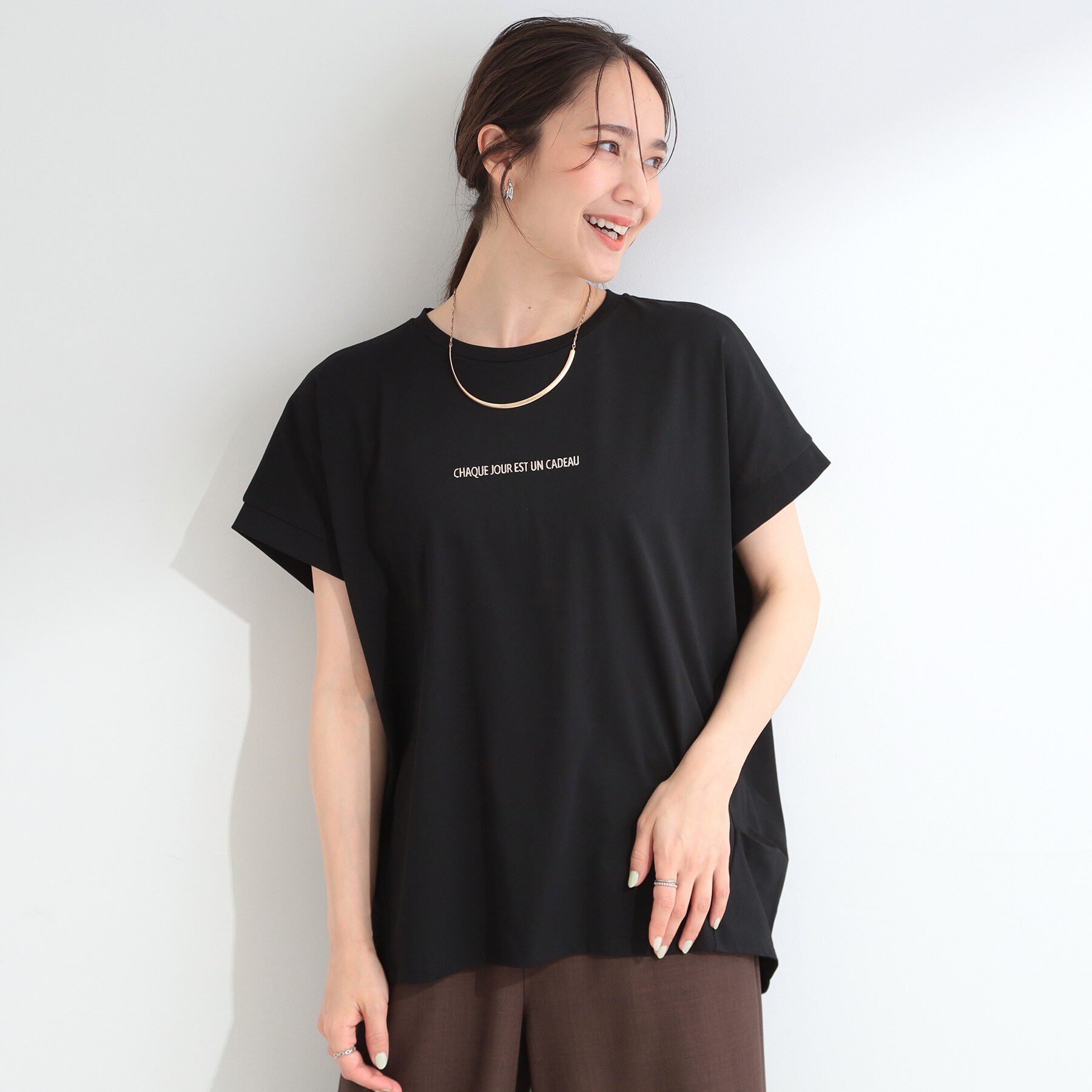 SHOO･LA･RUE「【汗じみ防止/ひんやり/S-LL】インせず着られる 刺繍ロゴTシャツ」|Tシャツ・カットソー|