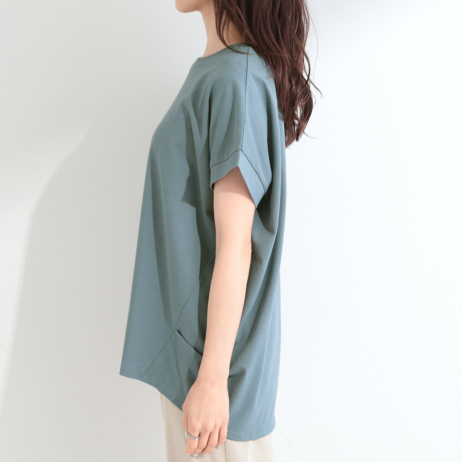 SHOO･LA･RUE「【汗じみ防止/ひんやり/S-LL】インせず着られる 刺繍ロゴTシャツ」|Tシャツ・カットソー|