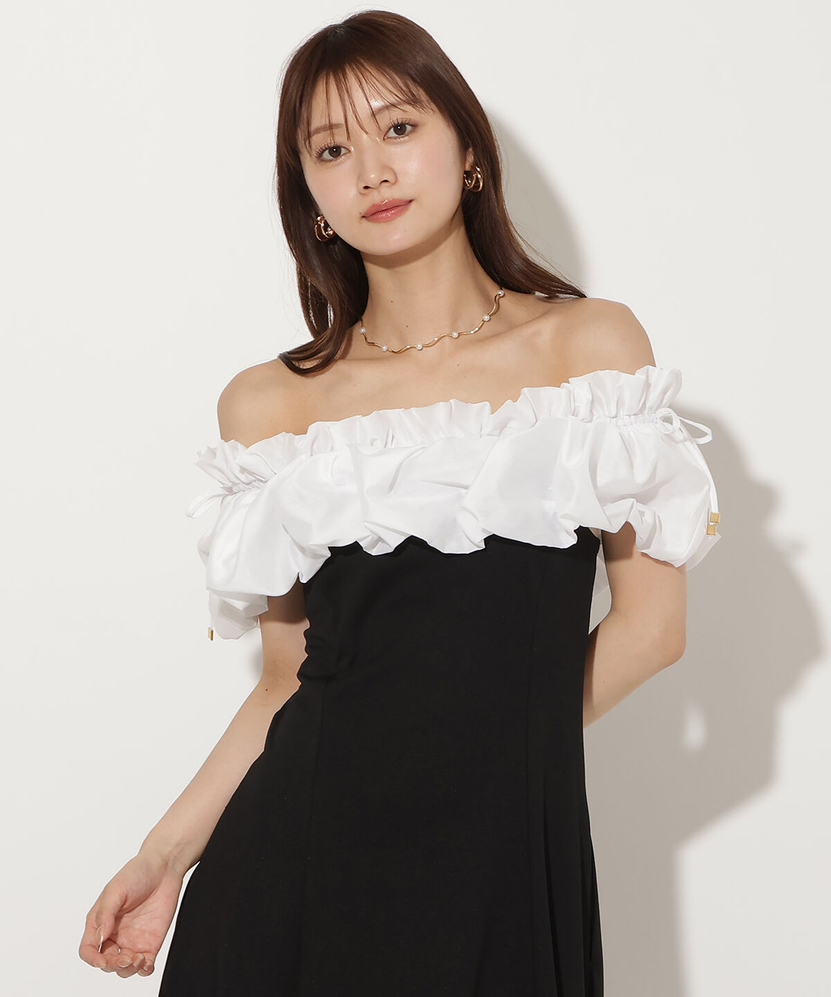 アンドクチュール「オフショルフリルカットワンピース」|ワンピース|