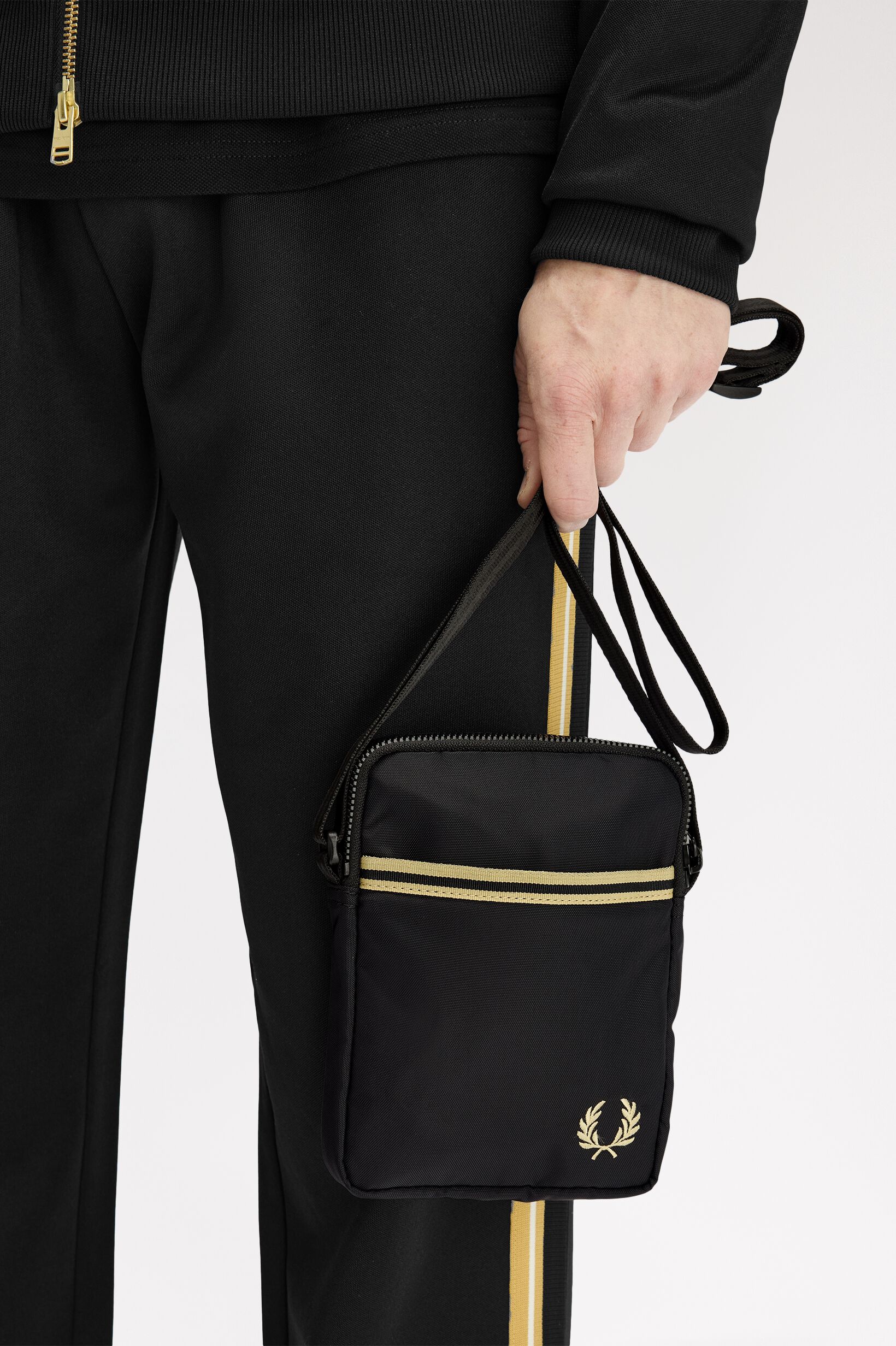 FRED PERRY 「Tipped Tape Small Side Bag／ティップラインサイドバッグ」|ショルダー・メッセンジャー|BLACK