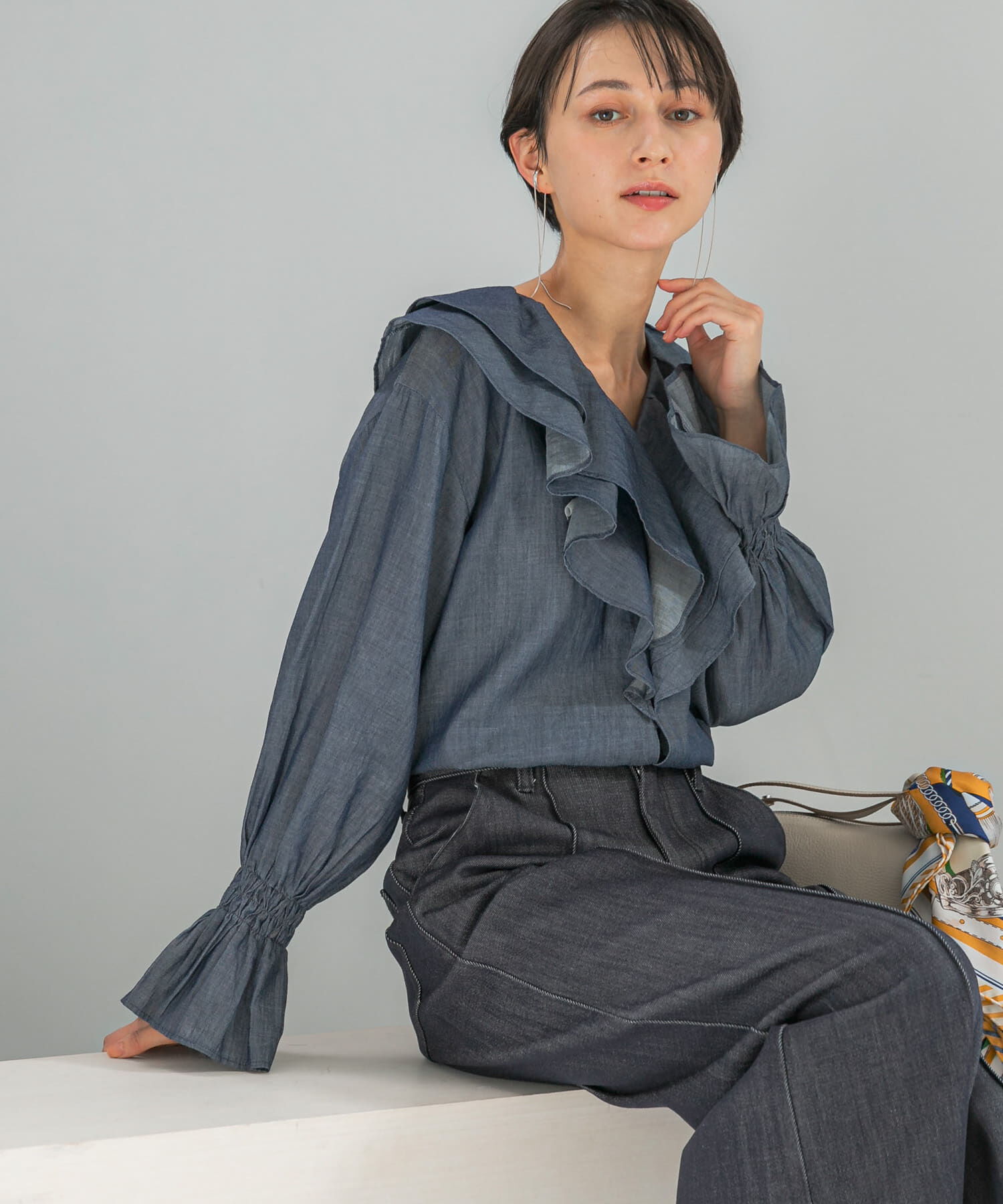 URBAN RESEARCH ROSSO「Vネックラッフルシアーデニムブラウス」|シャツ・ブラウス|