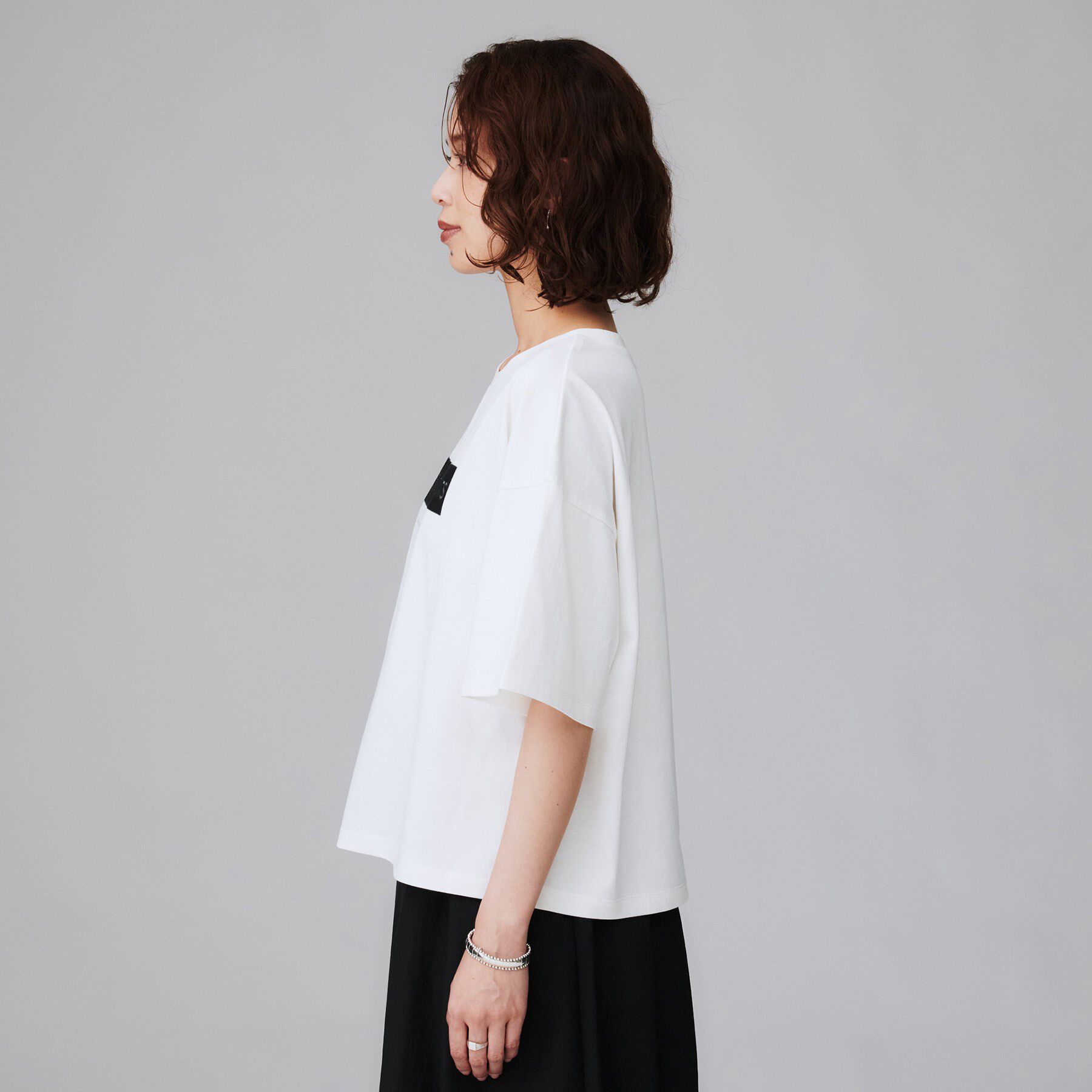 UNTITLED「【コットン100/ゆったり/ショート丈/洗える】ベロアロゴTシャツ」|Tシャツ・カットソー|