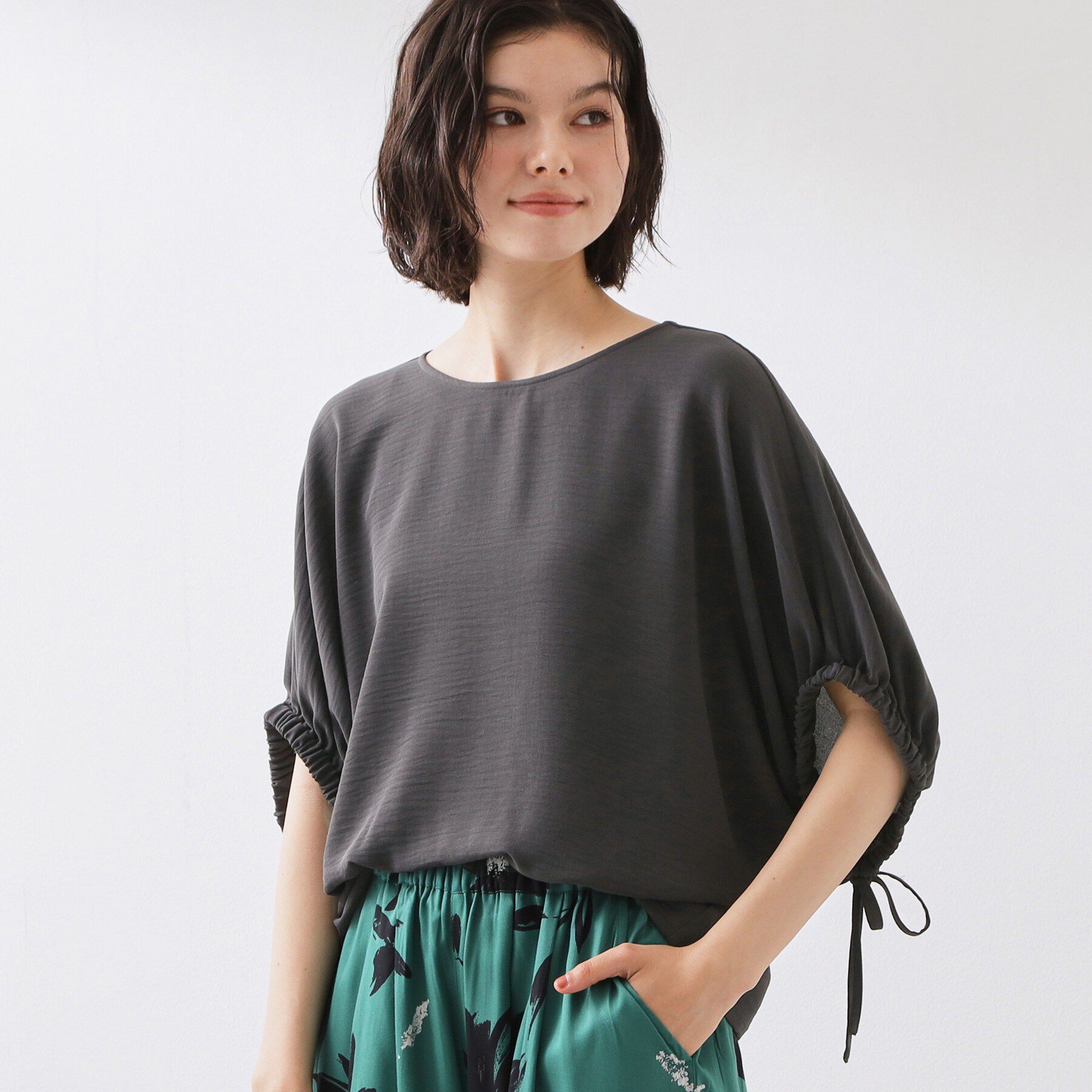 THE SHOP TK「【ひんやり/防しわ/UV/吸水速乾】袖ドロストドルマントップス」|シャツ・ブラウス|スミクロ(018)