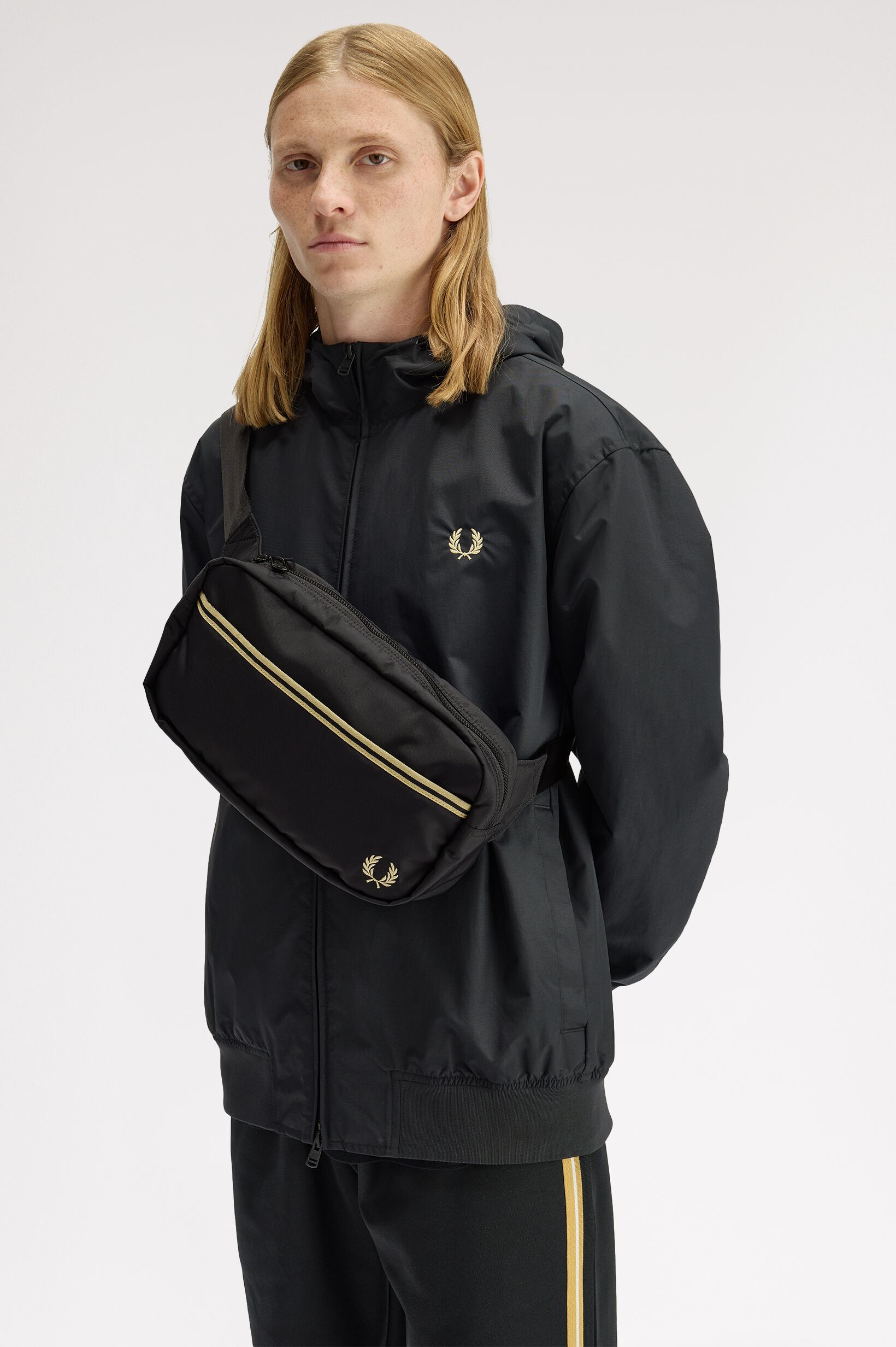 FRED PERRY 「Tipped Tape Crossbody Bag／ティップラインテープクロスボディバッグ」|ショルダー・メッセンジャー|BLACK