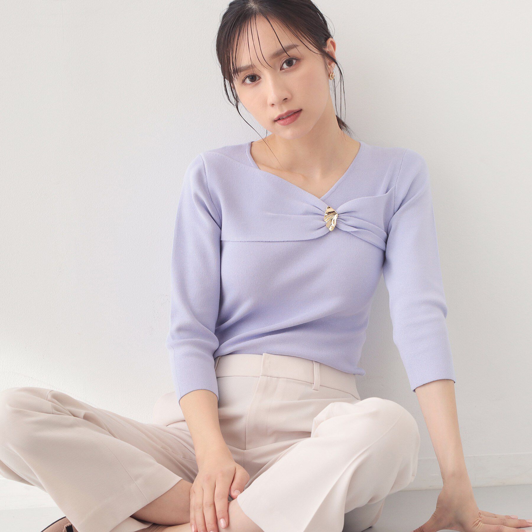 index「ブローチ風ゴールドパーツ付きアシメニット【洗濯機OK／抗ピル】」|ニット・セーター|ラベンダー(080)