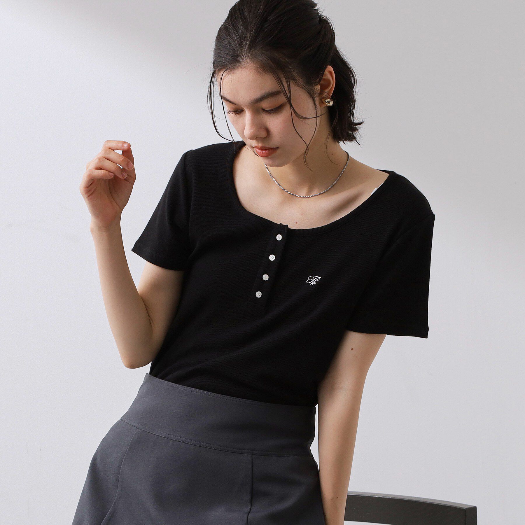 THE SHOP TK「ヘンリーネック ワンポイント刺繍トップス」|Tシャツ・カットソー|ブラック(019)