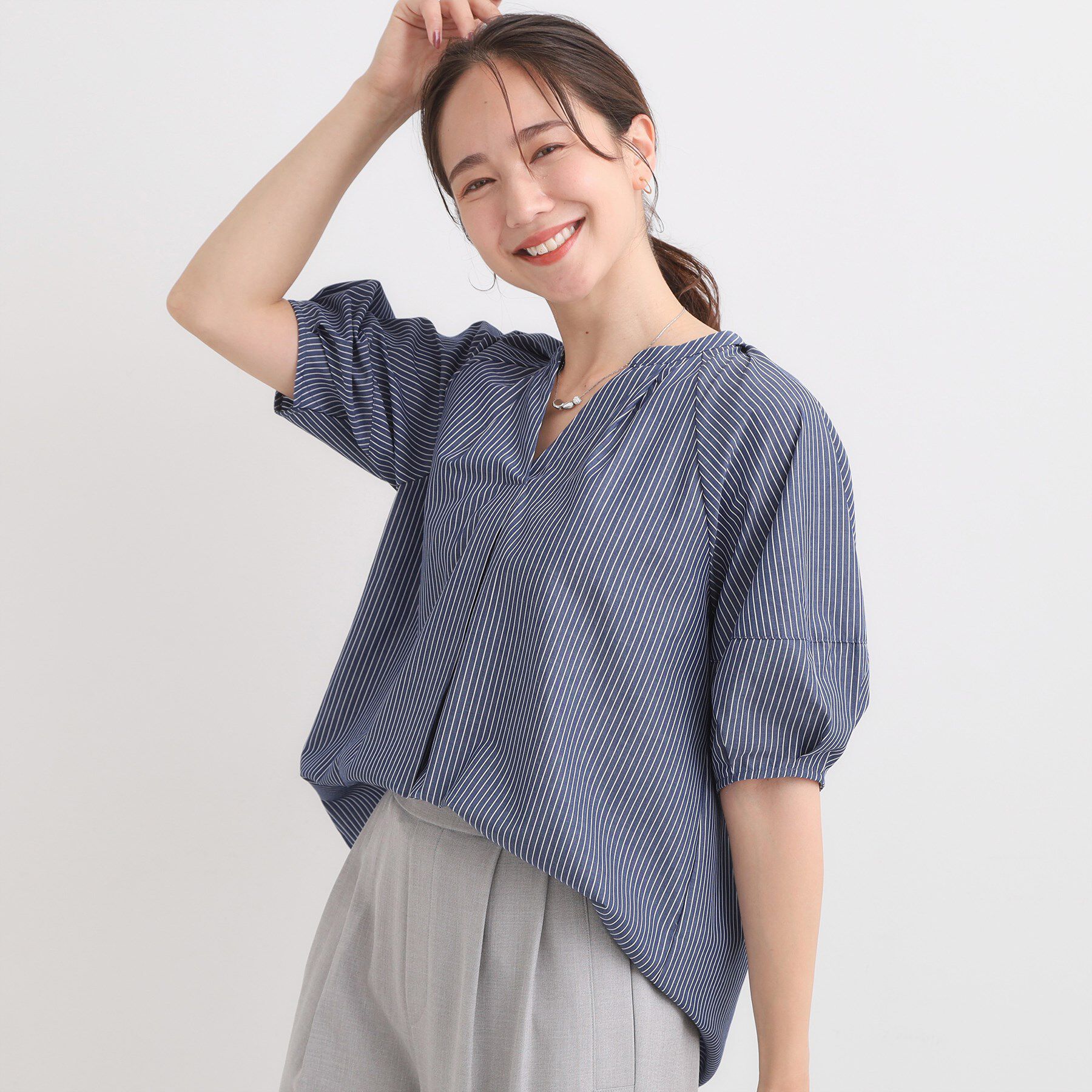 SHOO･LA･RUE「【S-LL/洗濯後しわになりにくい】ランタンスリーブで女性らしく 5分袖スキッパーブラウス」|シャツ・ブラウス|ブルー(393)