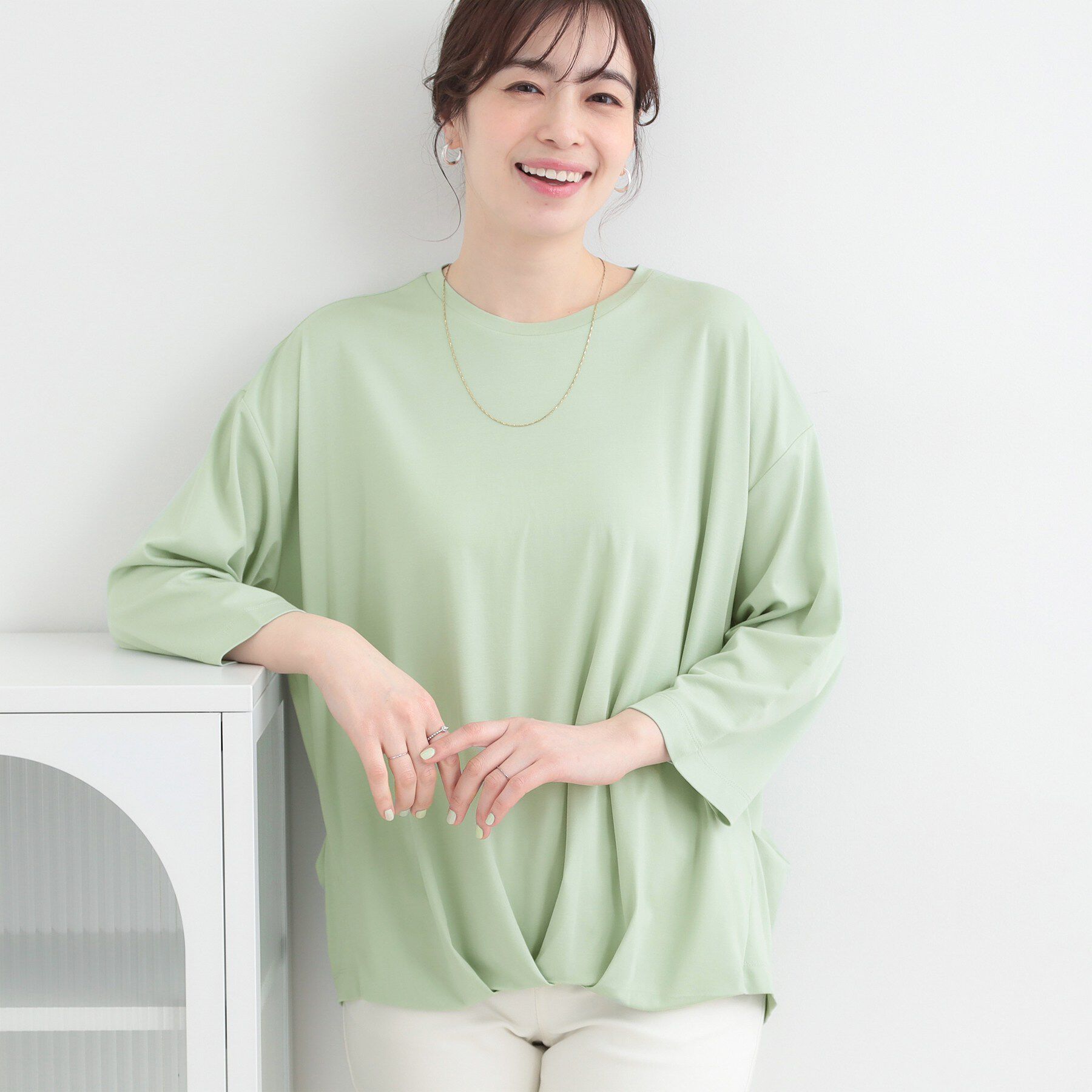 SHOO･LA･RUE「【ひんやり/UV/体型カバー】とろみフロントタック7分袖ゆるトップス」|Tシャツ・カットソー|ライトグリーン(02