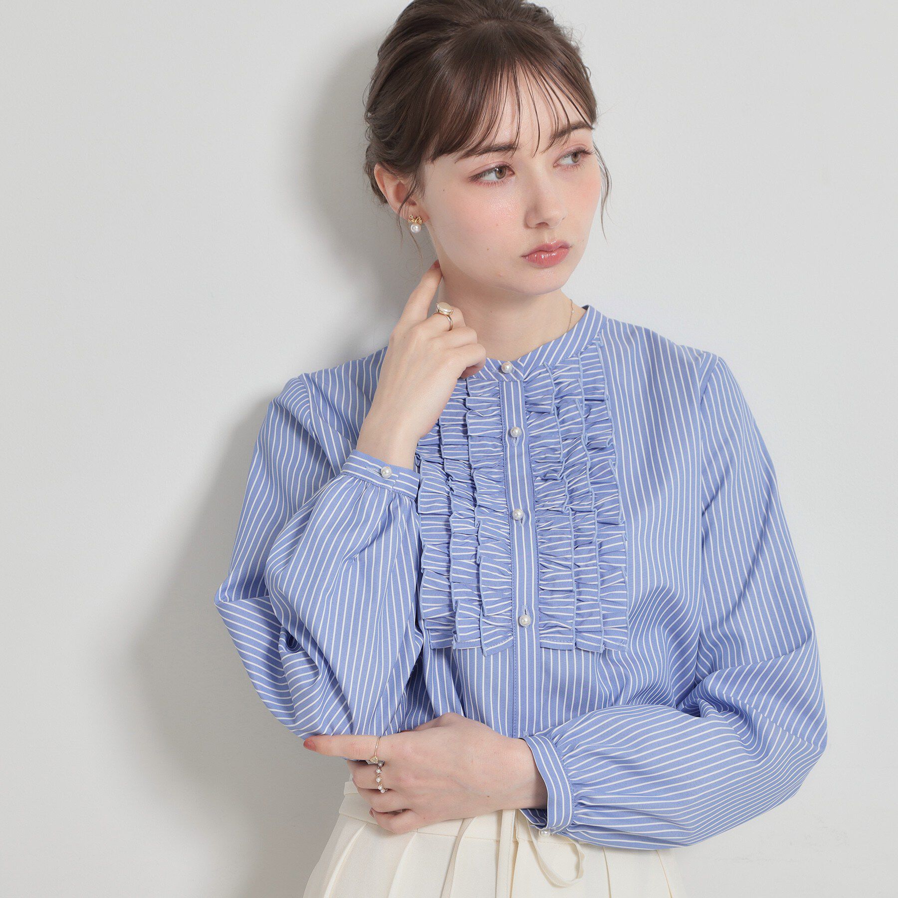 Couture broach「【通勤・着映え】ストライプ フリルブラウス」|シャツ・ブラウス|ブルー(392)