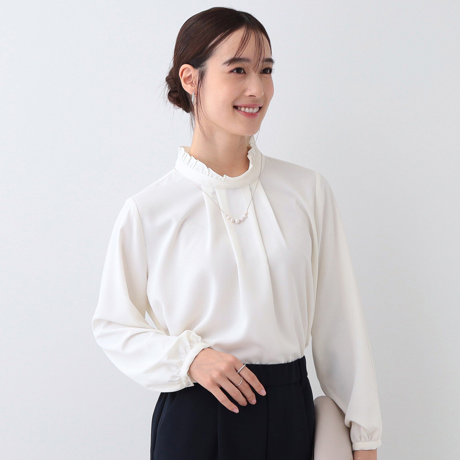 SHOO･LA･RUE「【S-3L/洗える/セレモニー】さらり軽やか スタンドカラー フリルブラウス」|シャツ・ブラウス|オフホワイト(003
