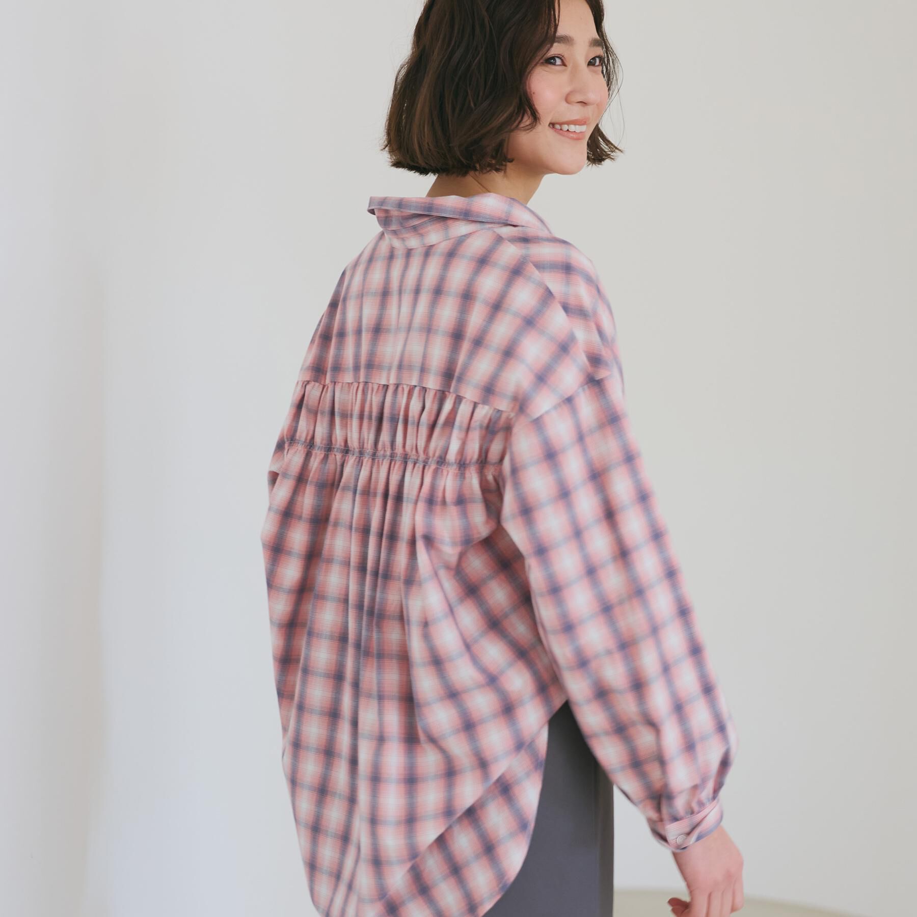THE SHOP TK「【後ろ姿もサマになる】バックシャーリングシャツ」|シャツ・ブラウス|ピンク(271)