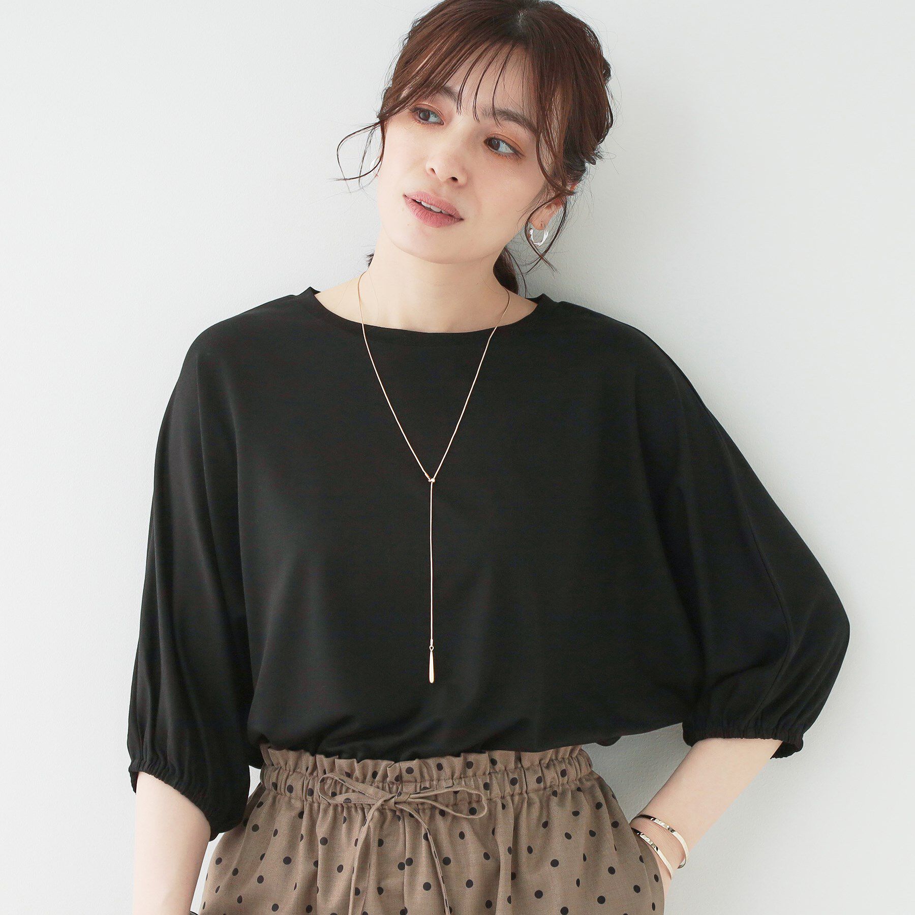 SHOO･LA･RUE「【ひんやり/UV/二の腕カバー】肘まで隠れるとろみドルマン5分袖トップス」|Tシャツ・カットソー|ブラック(019)