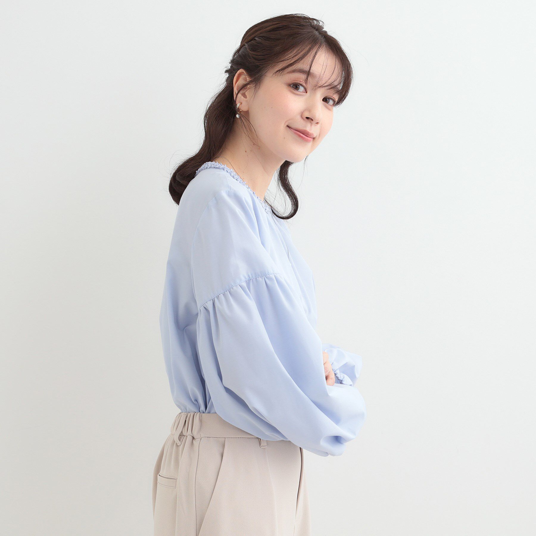 SHOO･LA･RUE「【洗濯機可/S-LL】ふんわりとしたお袖が愛らしい ジレスタイルに合うブラウス」|シャツ・ブラウス|